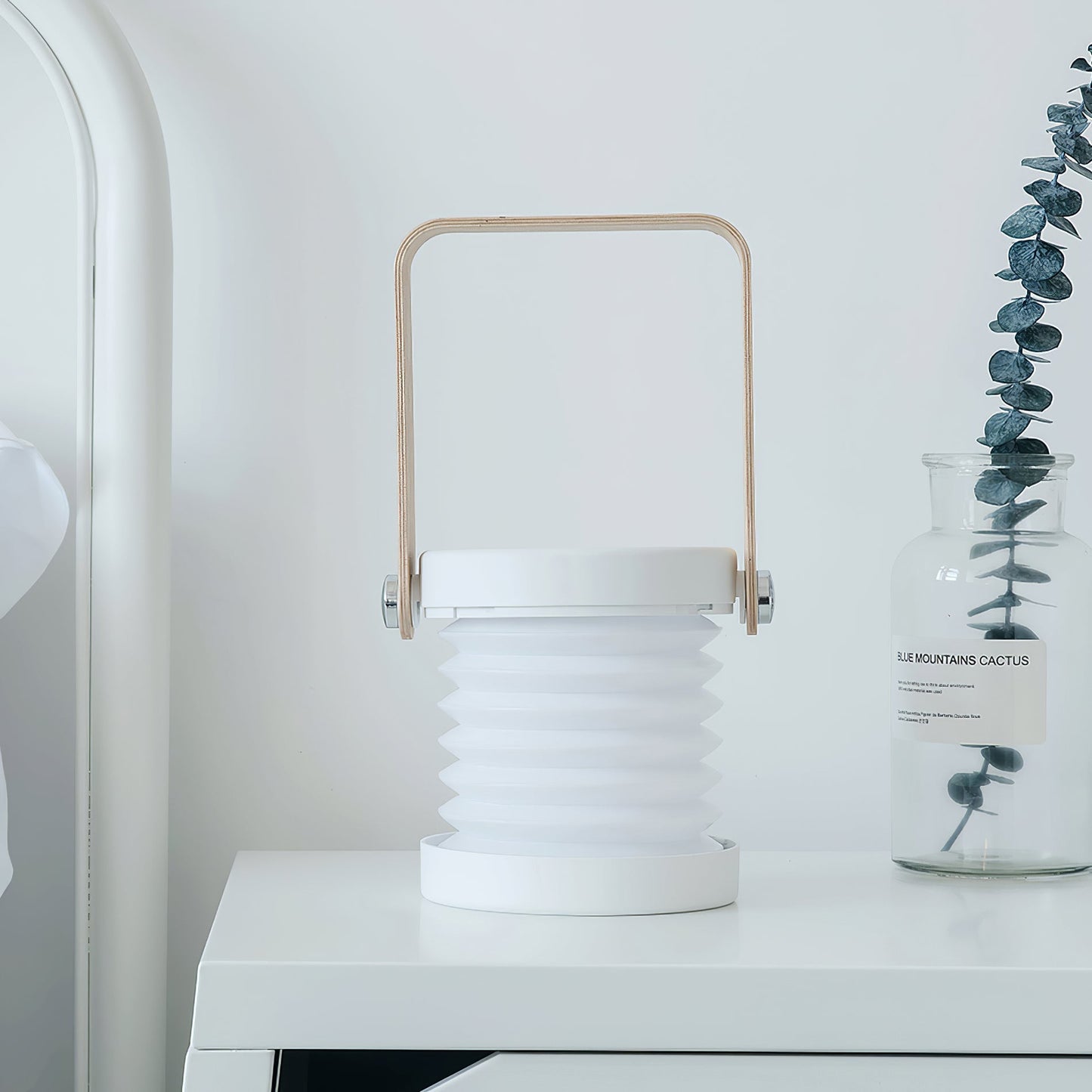 LanternLuxe - Portable Lantern Table Lamp with Cosy Glow and Elegant Design