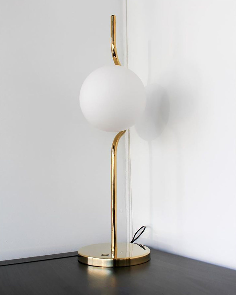 LevitaGlow - Table Lamp with Weightless Effect and Warm Lighting