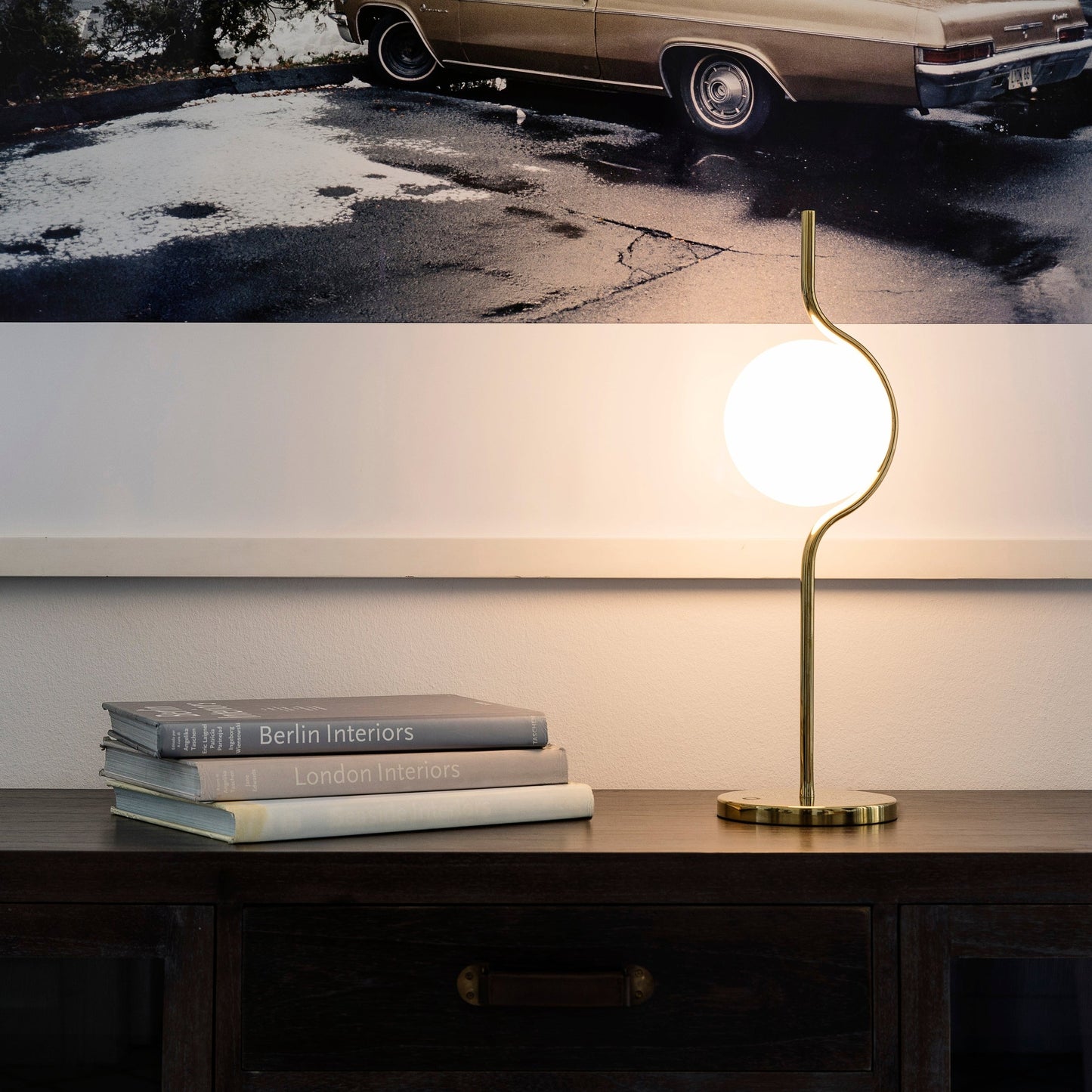 LevitaGlow - Table Lamp with Weightless Effect and Warm Lighting