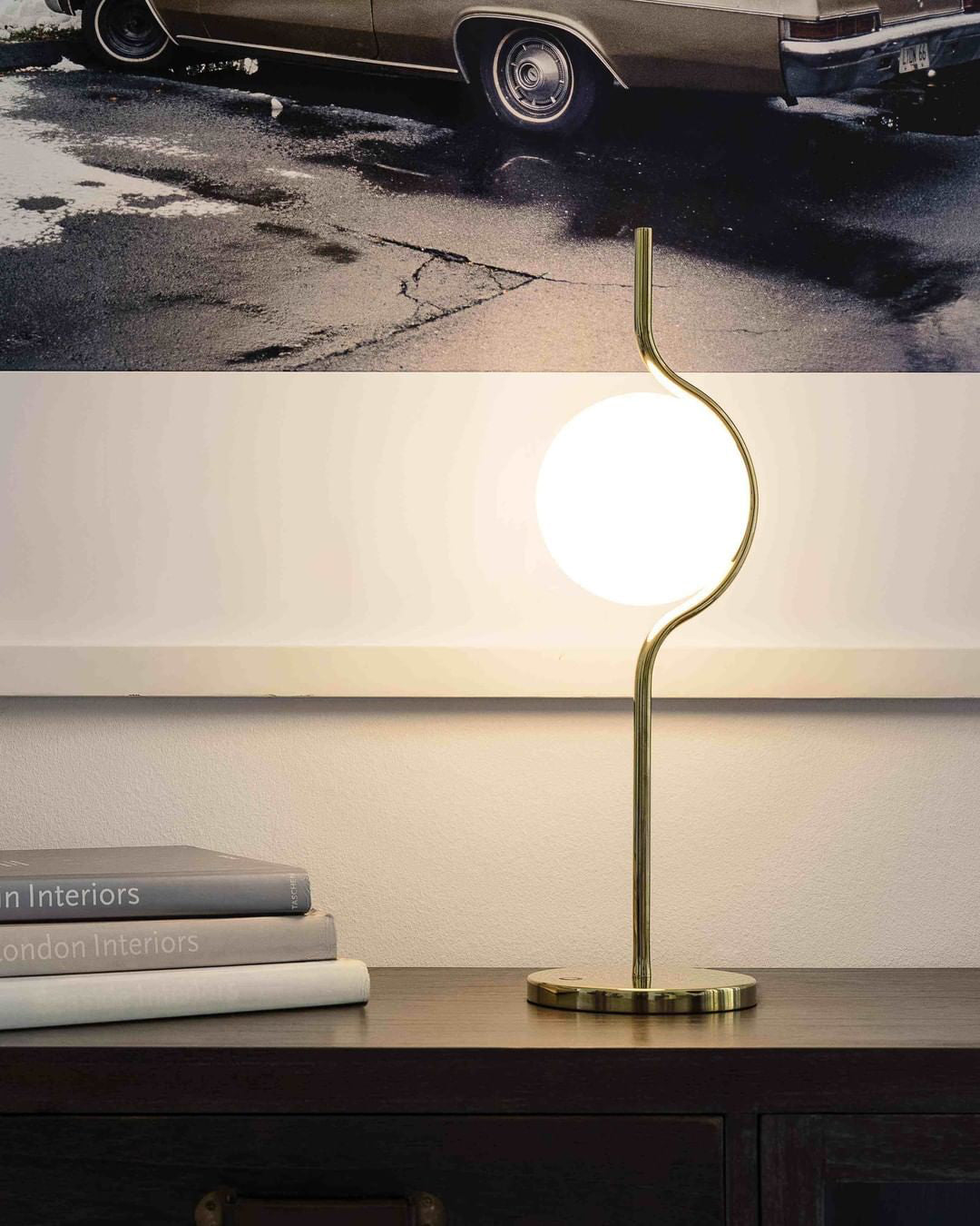 LevitaGlow - Table Lamp with Weightless Effect and Warm Lighting
