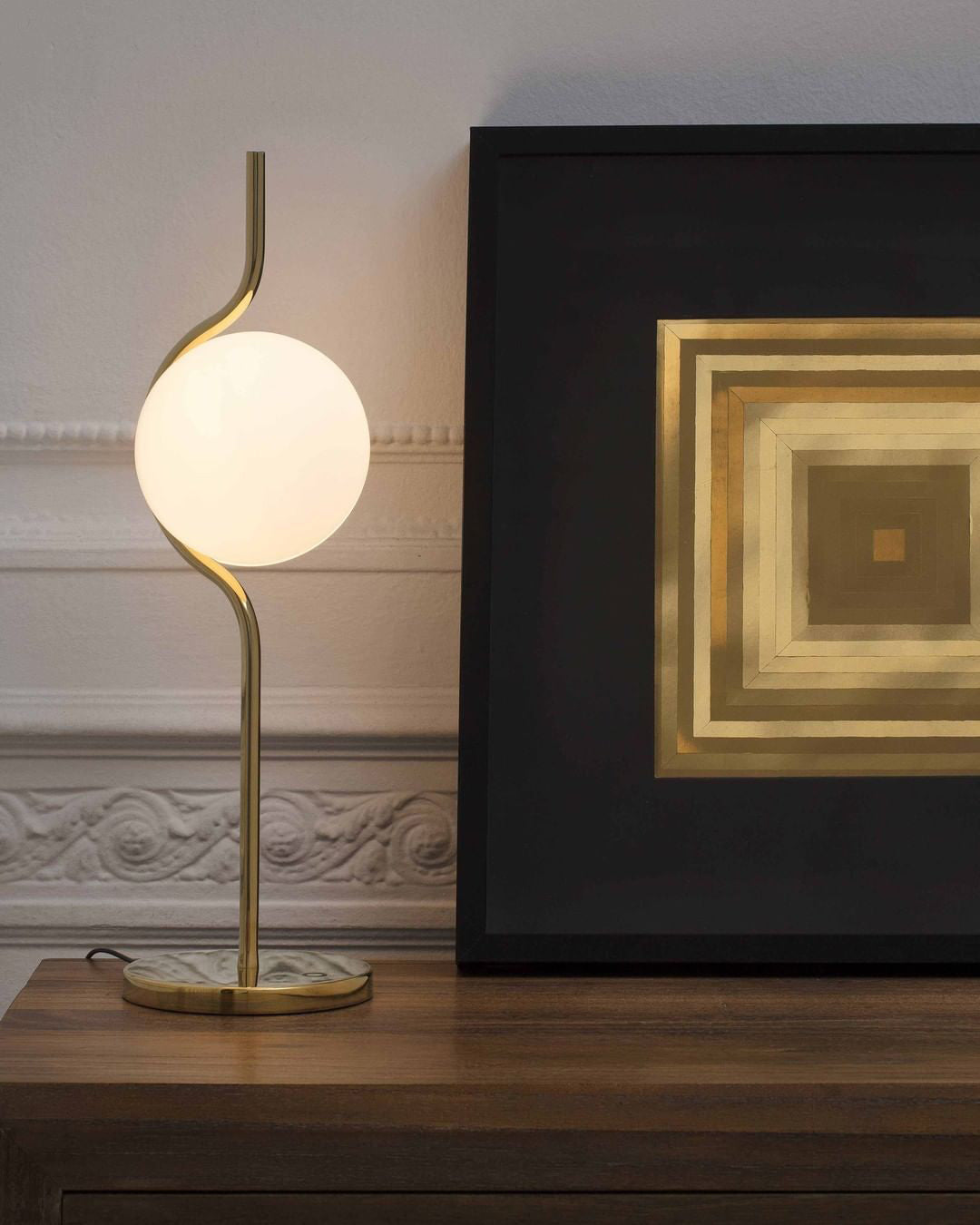 LevitaGlow - Table Lamp with Weightless Effect and Warm Lighting