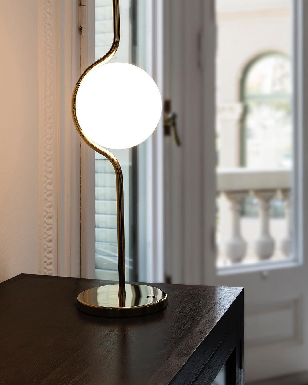 LevitaGlow - Table Lamp with Weightless Effect and Warm Lighting