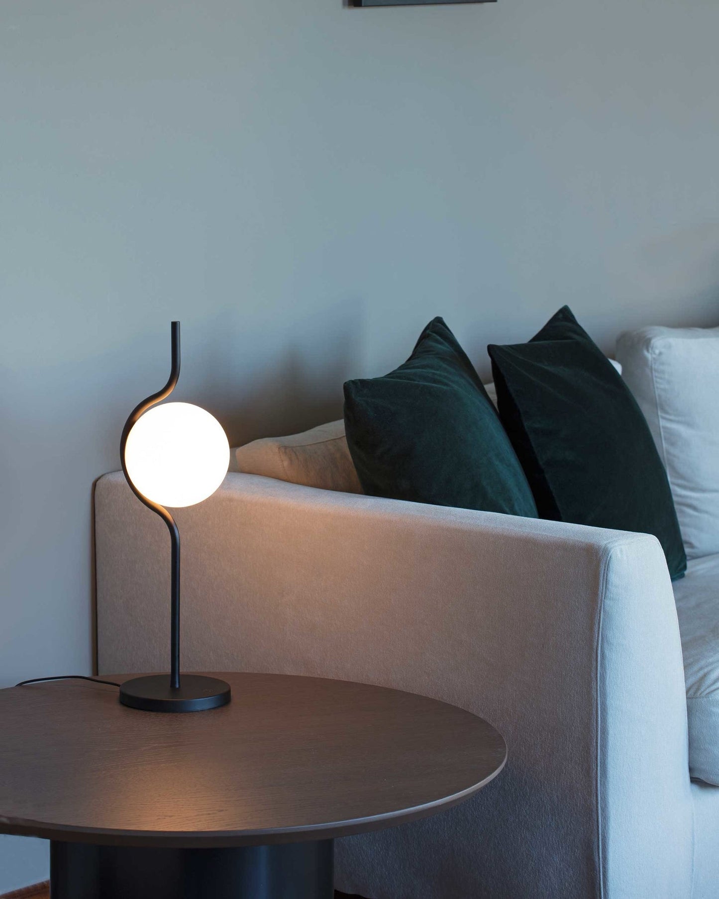 LevitaGlow - Table Lamp with Weightless Effect and Warm Lighting