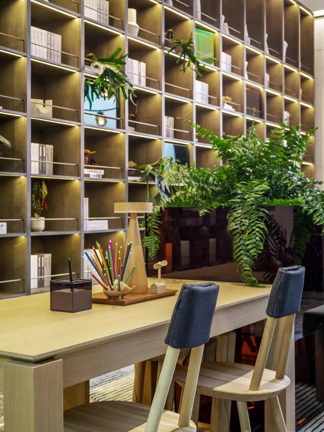 LighthouseLuxe - Bordlampe med genopladelig funktion og havinspiration