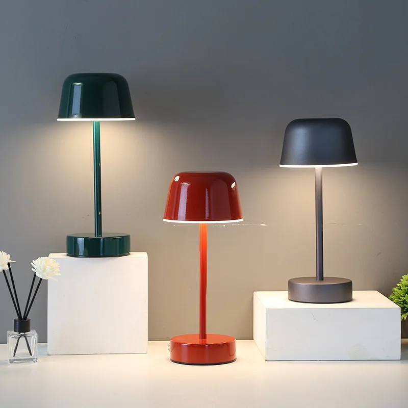 Lampe de table en métal