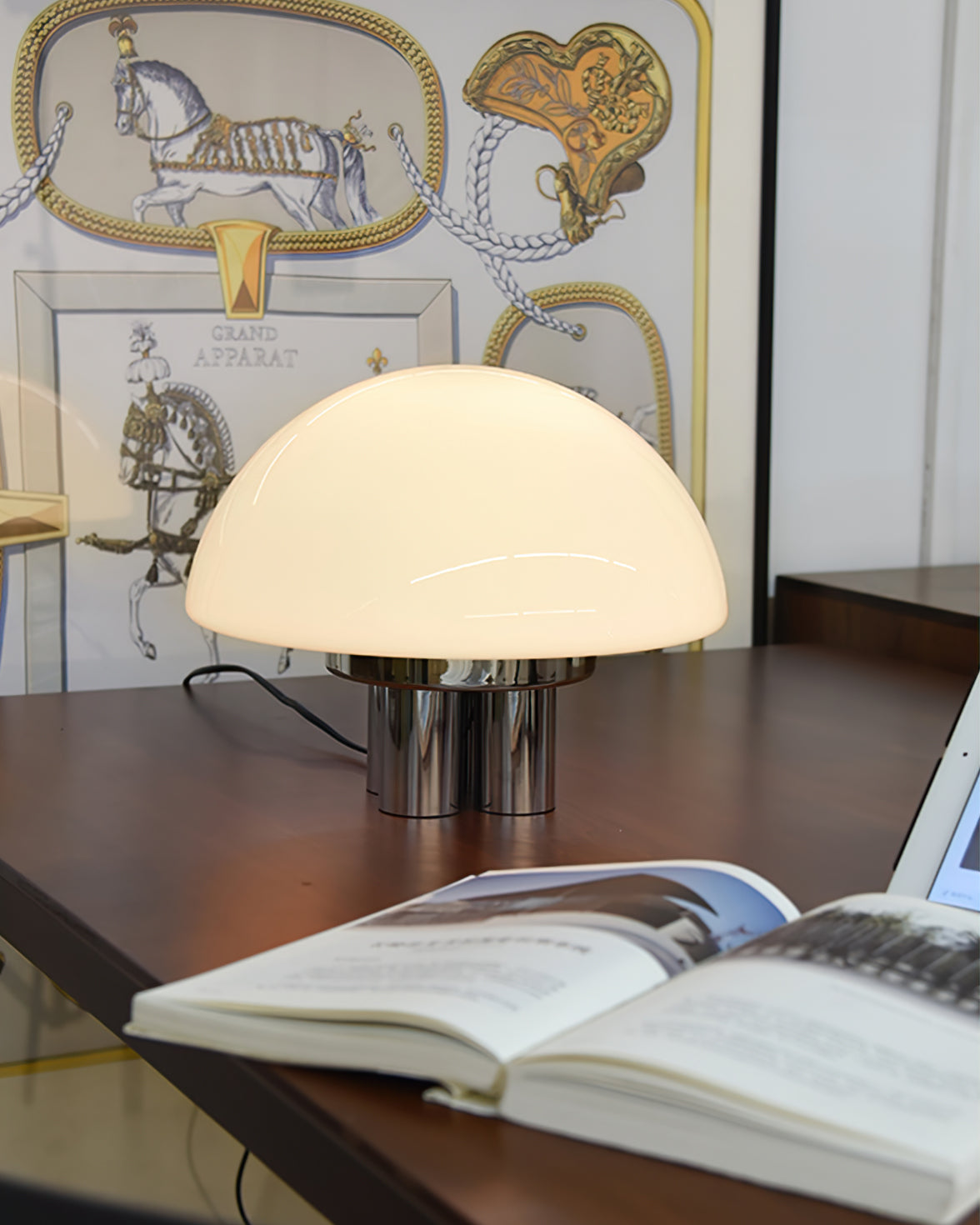 EleganceGlow – Hvid bordlampe med kromfod