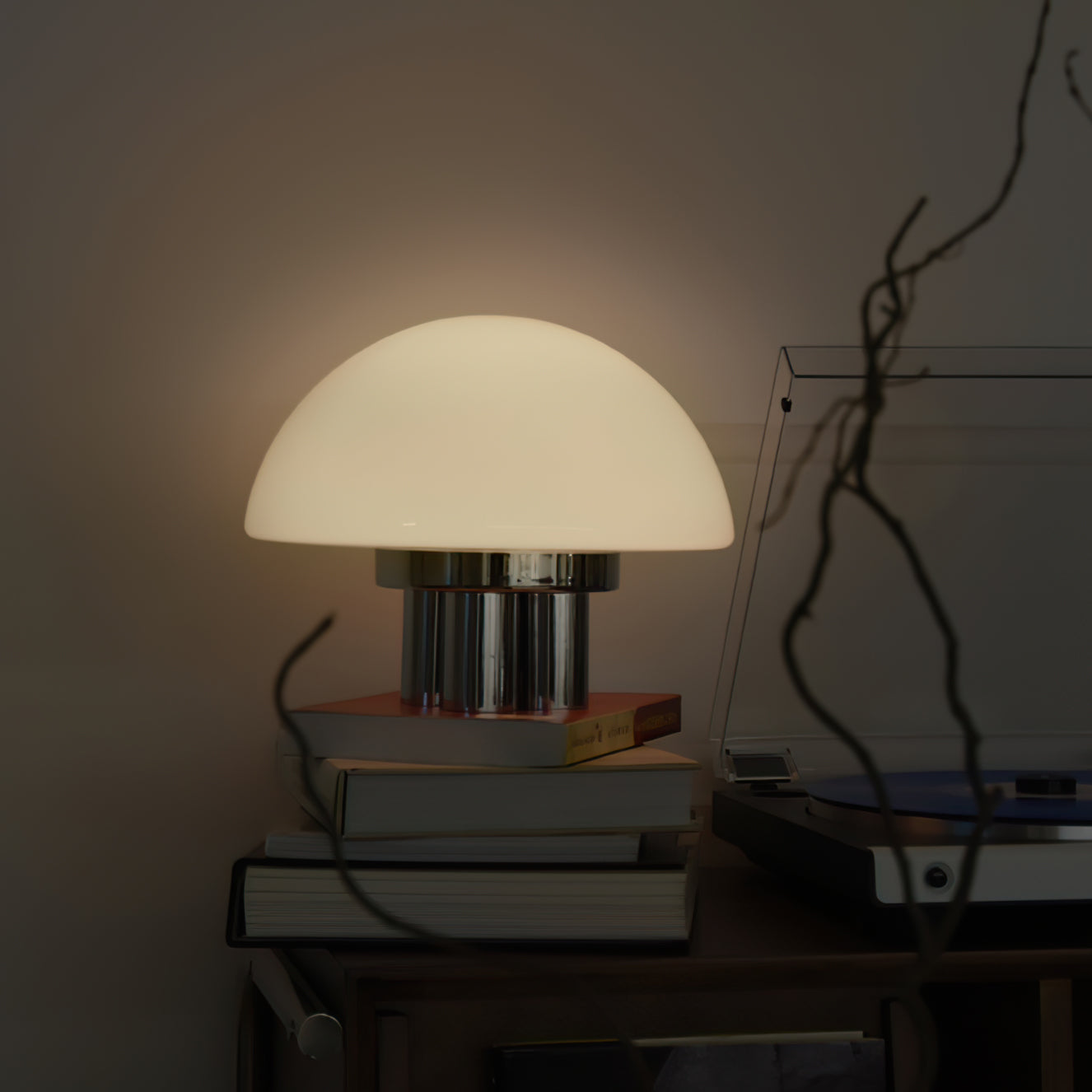 EleganceGlow – Hvid bordlampe med kromfod