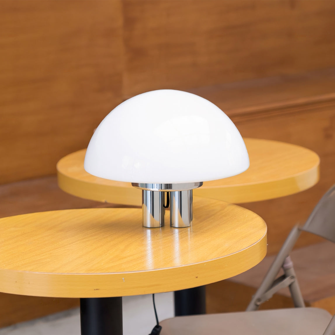 EleganceGlow – Hvid bordlampe med kromfod