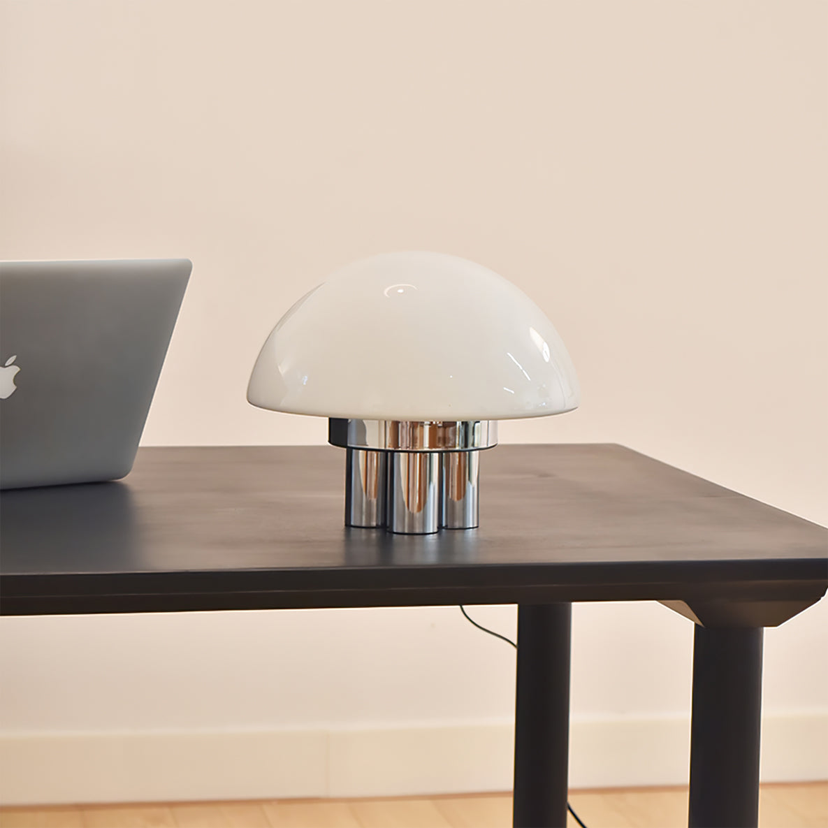 EleganceGlow – Hvid bordlampe med kromfod