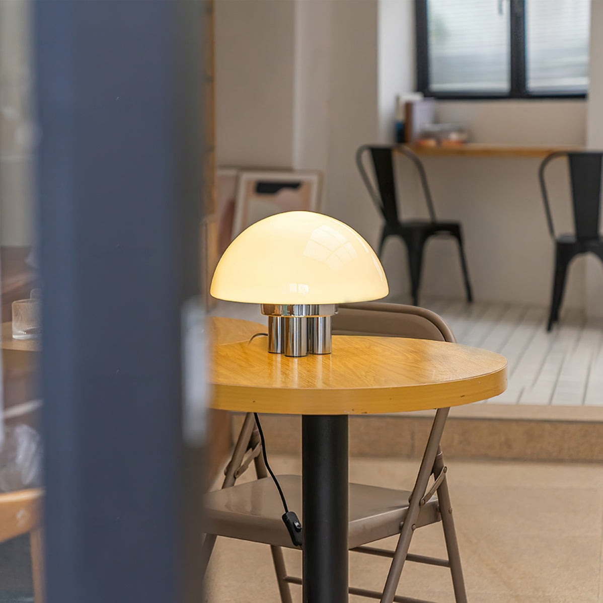 EleganceGlow – Hvid bordlampe med kromfod