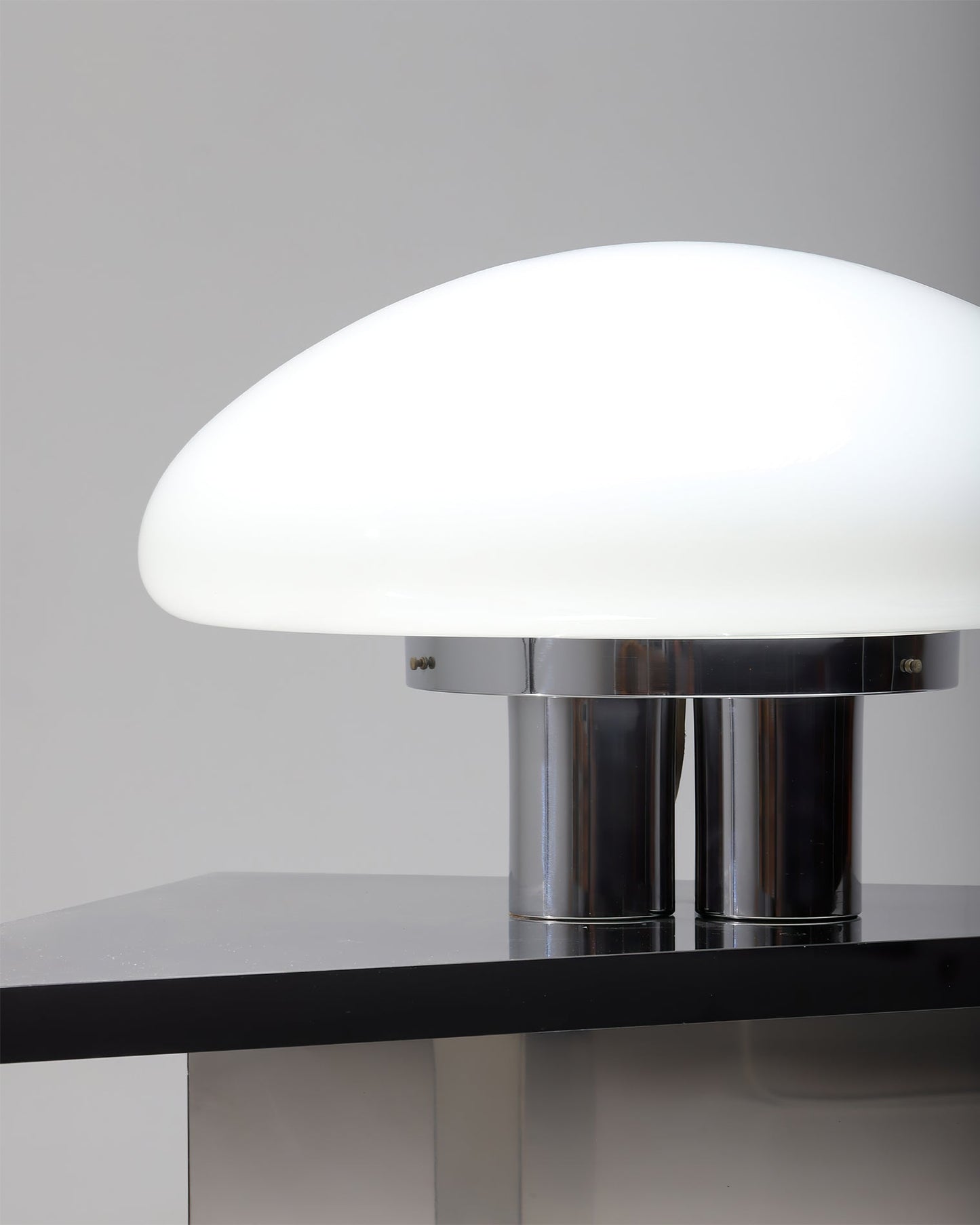 EleganceGlow – Hvid bordlampe med kromfod