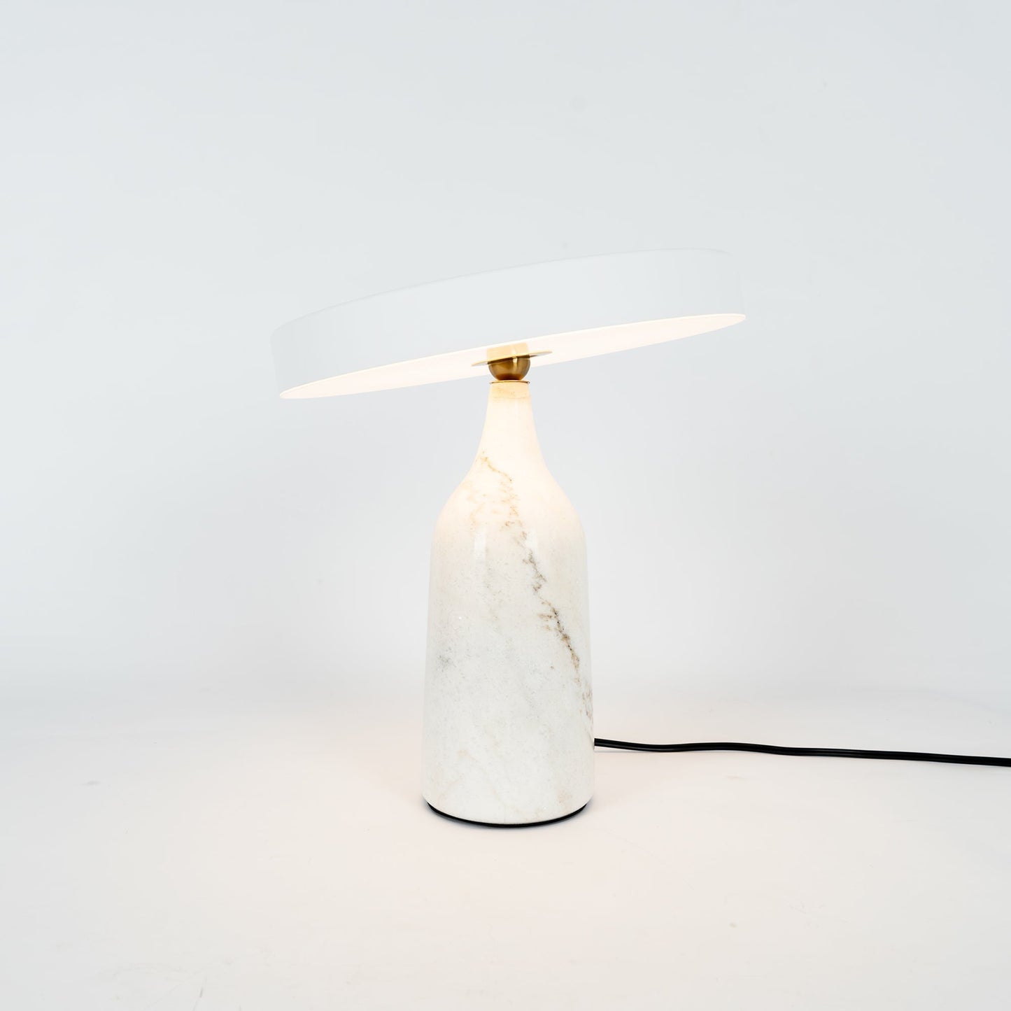 LuxeEddy - Table Lamp with Elegant Design and Subtle Light Distribution