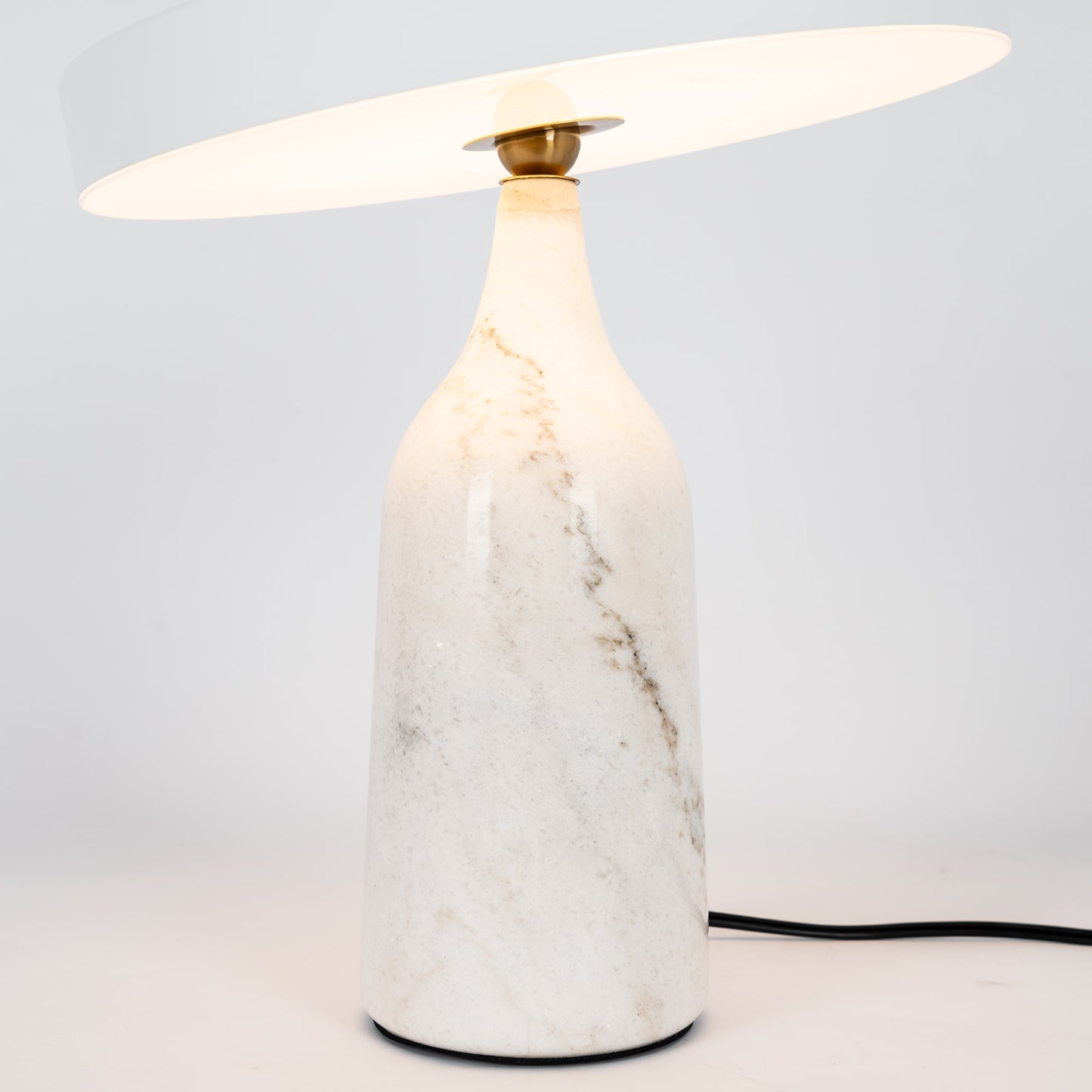 LuxeEddy - Table Lamp with Elegant Design and Subtle Light Distribution
