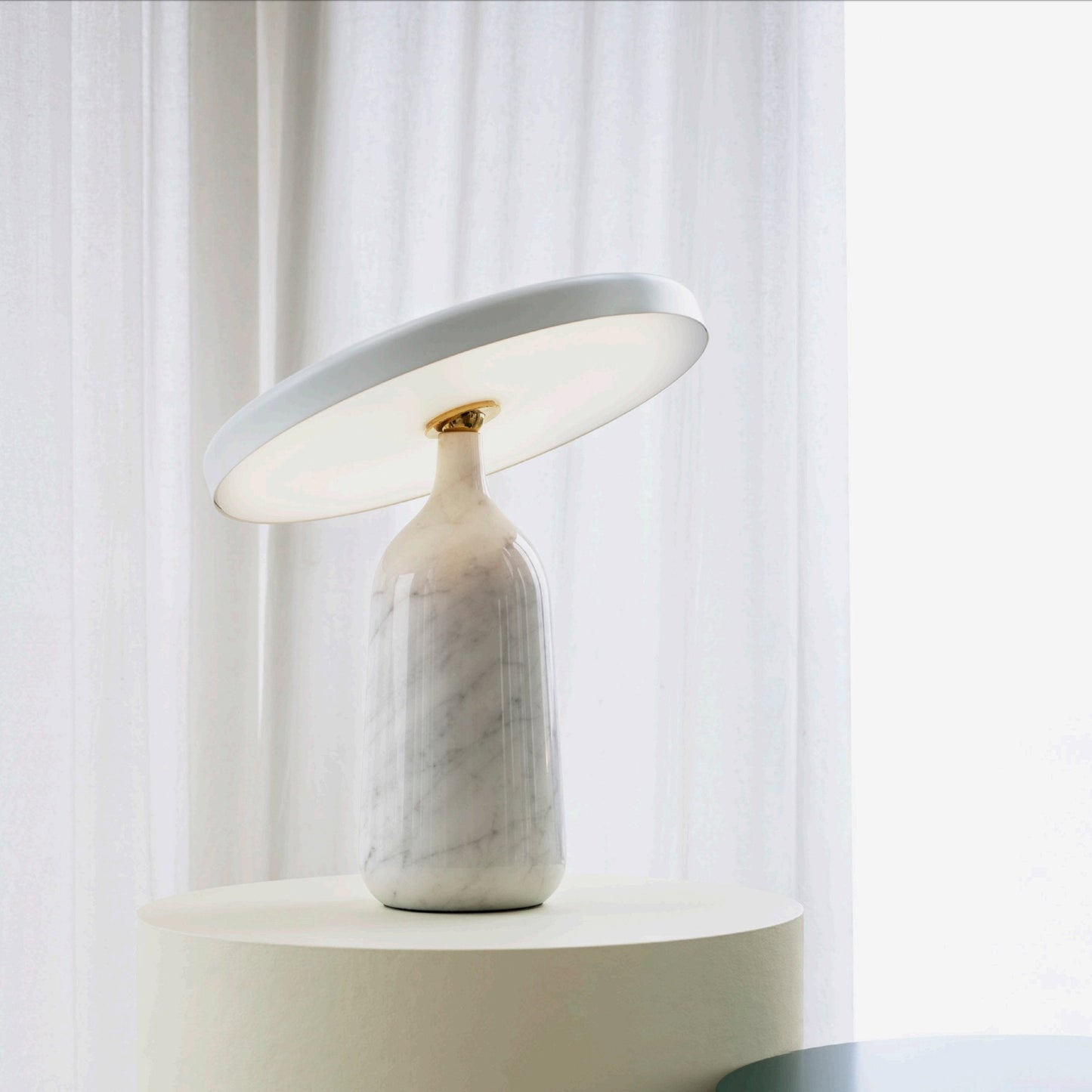 LuxeEddy - Table Lamp with Elegant Design and Subtle Light Distribution