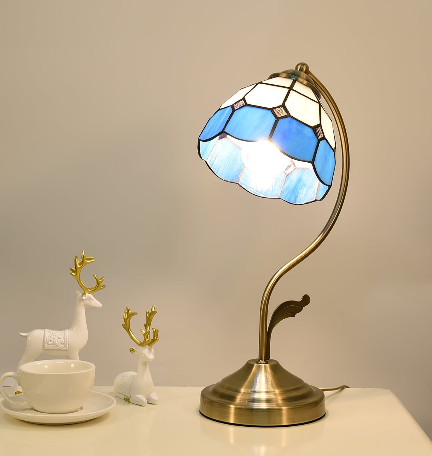 EleganceBloom – Guld bordlampe med hvid og blå glasblomst