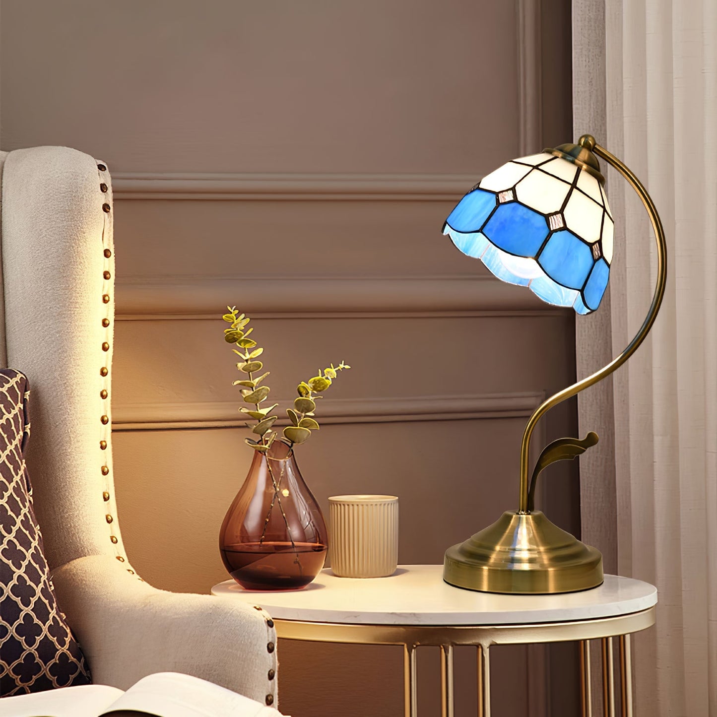 EleganceBloom – Guld bordlampe med hvid og blå glasblomst