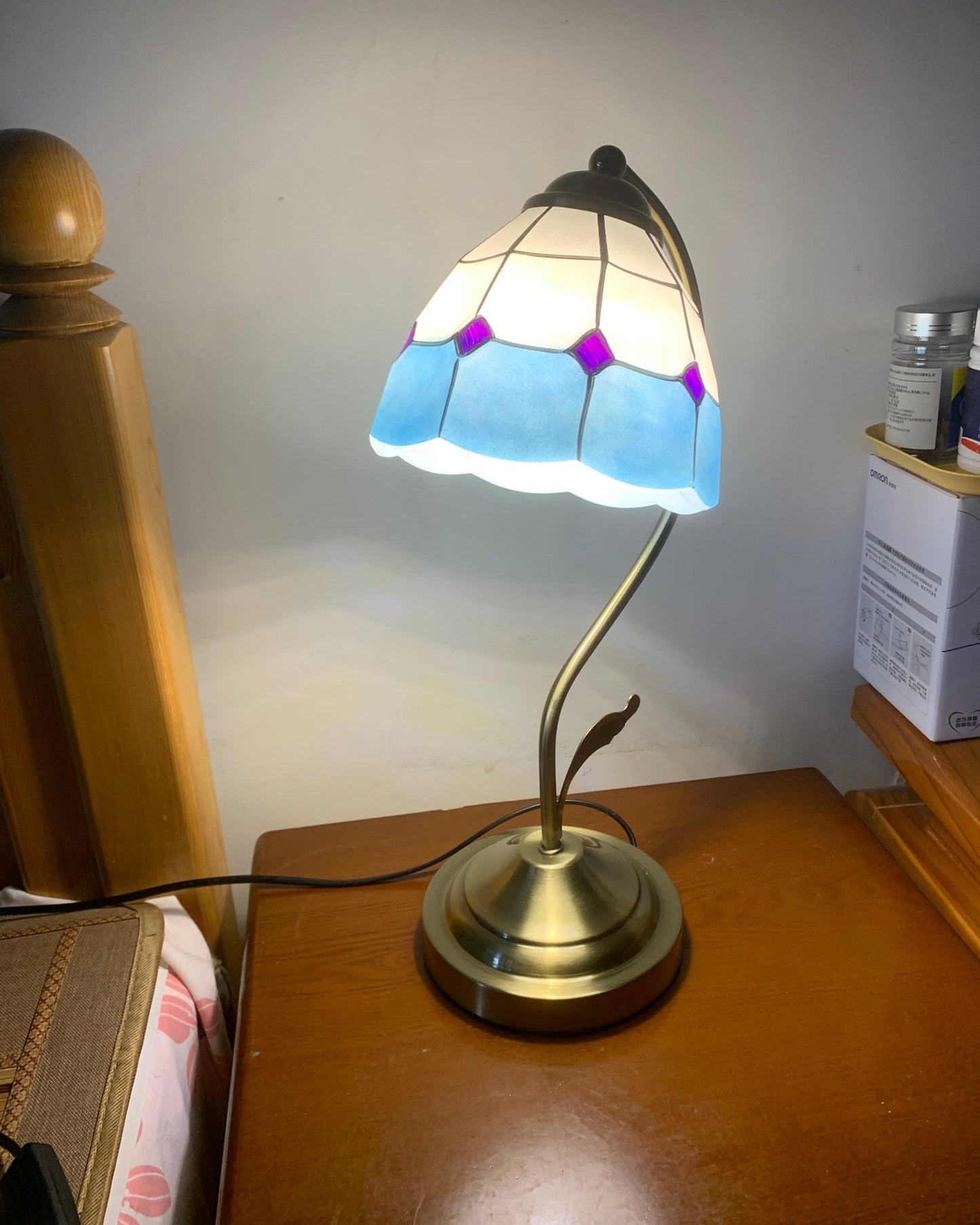 EleganceBloom – Guld bordlampe med hvid og blå glasblomst