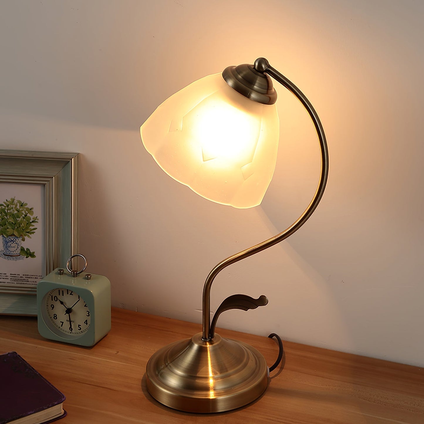 EleganceBloom – Guld bordlampe med hvid og blå glasblomst