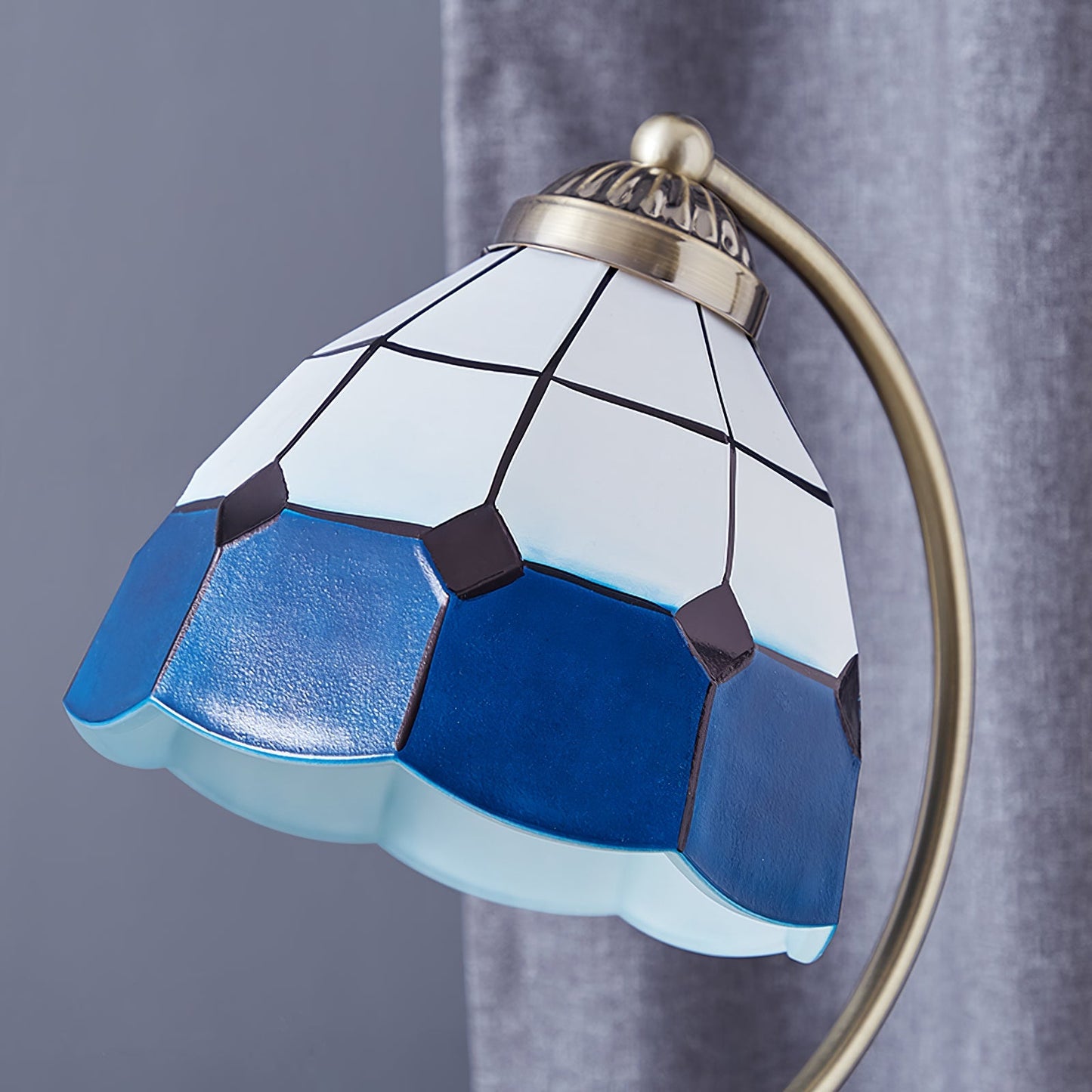 EleganceBloom – Guld bordlampe med hvid og blå glasblomst