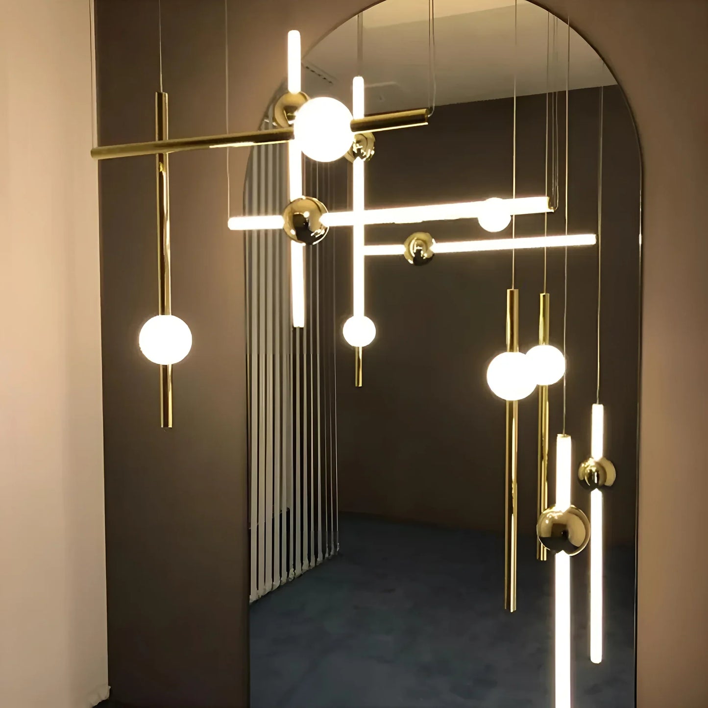 GleamGold - Lustre en or élégant