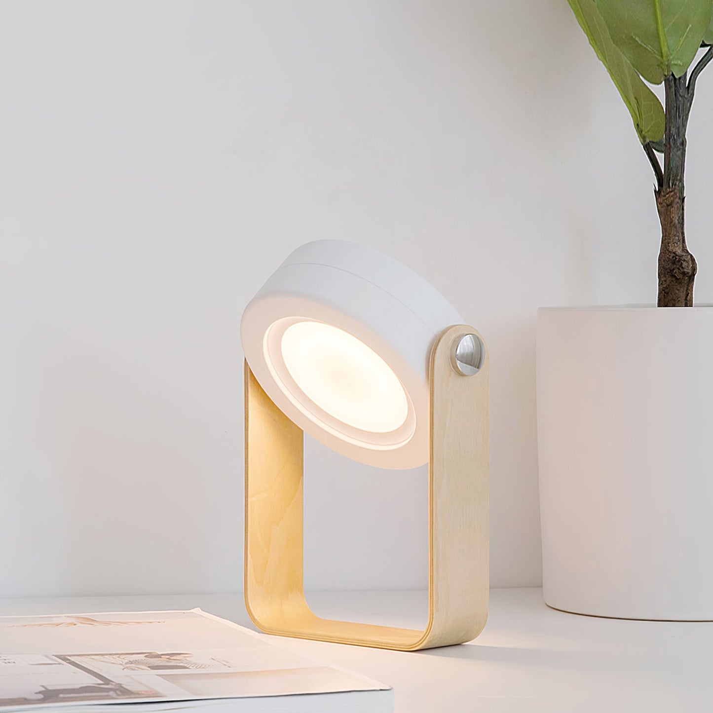 LanternLuxe - Portable Lantern Table Lamp with Cosy Glow and Elegant Design