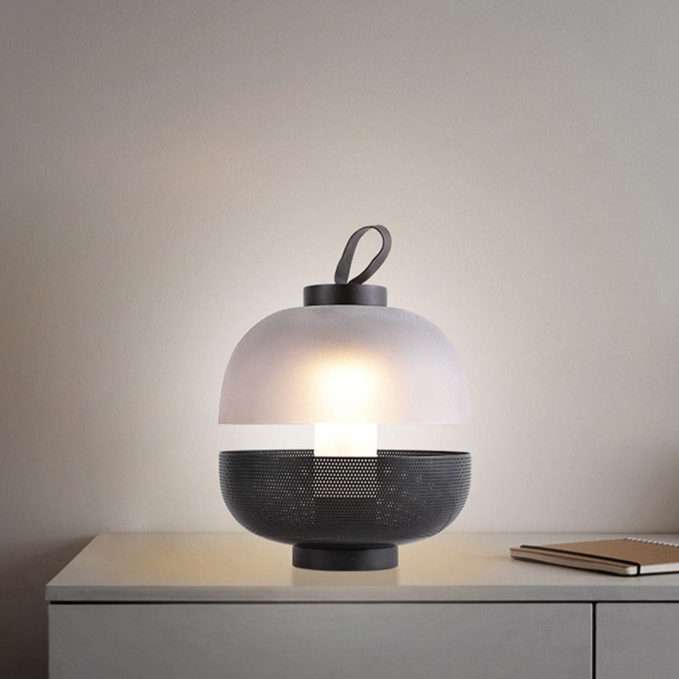 CenturyLuxe - Bordlampe med luksuriøst design og intim belysning