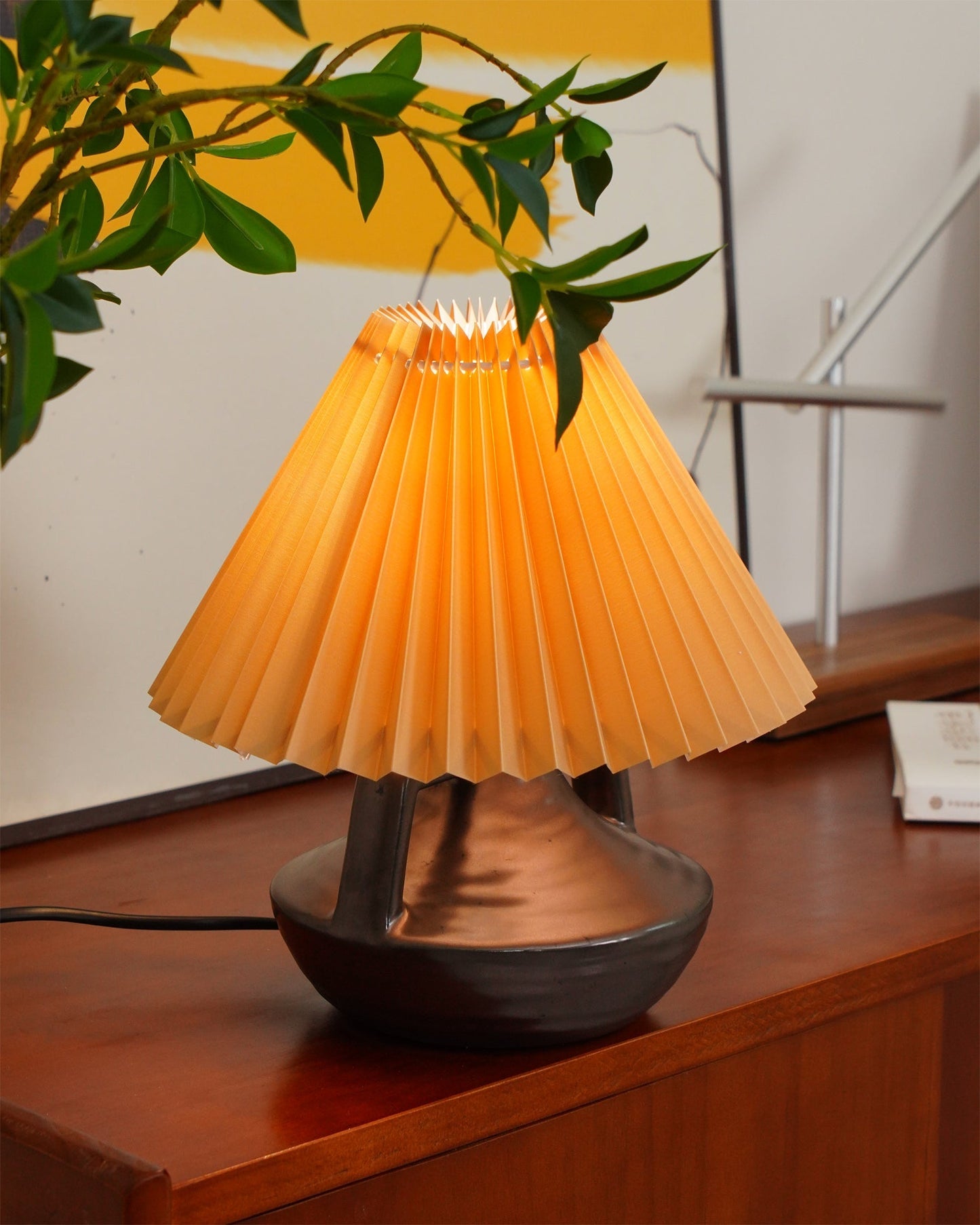 NaviaGlow - Table Lamp with Pleated Shade and Soft Light Diffusion