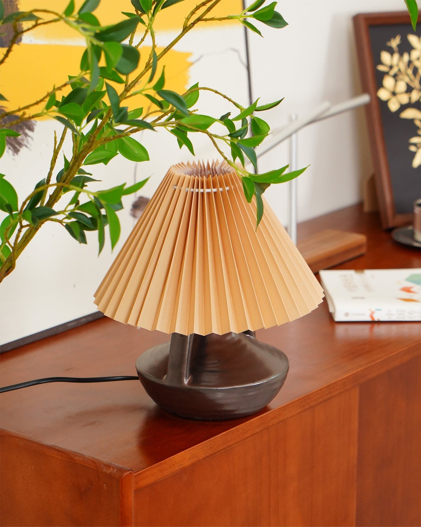 NaviaGlow - Table Lamp with Pleated Shade and Soft Light Diffusion