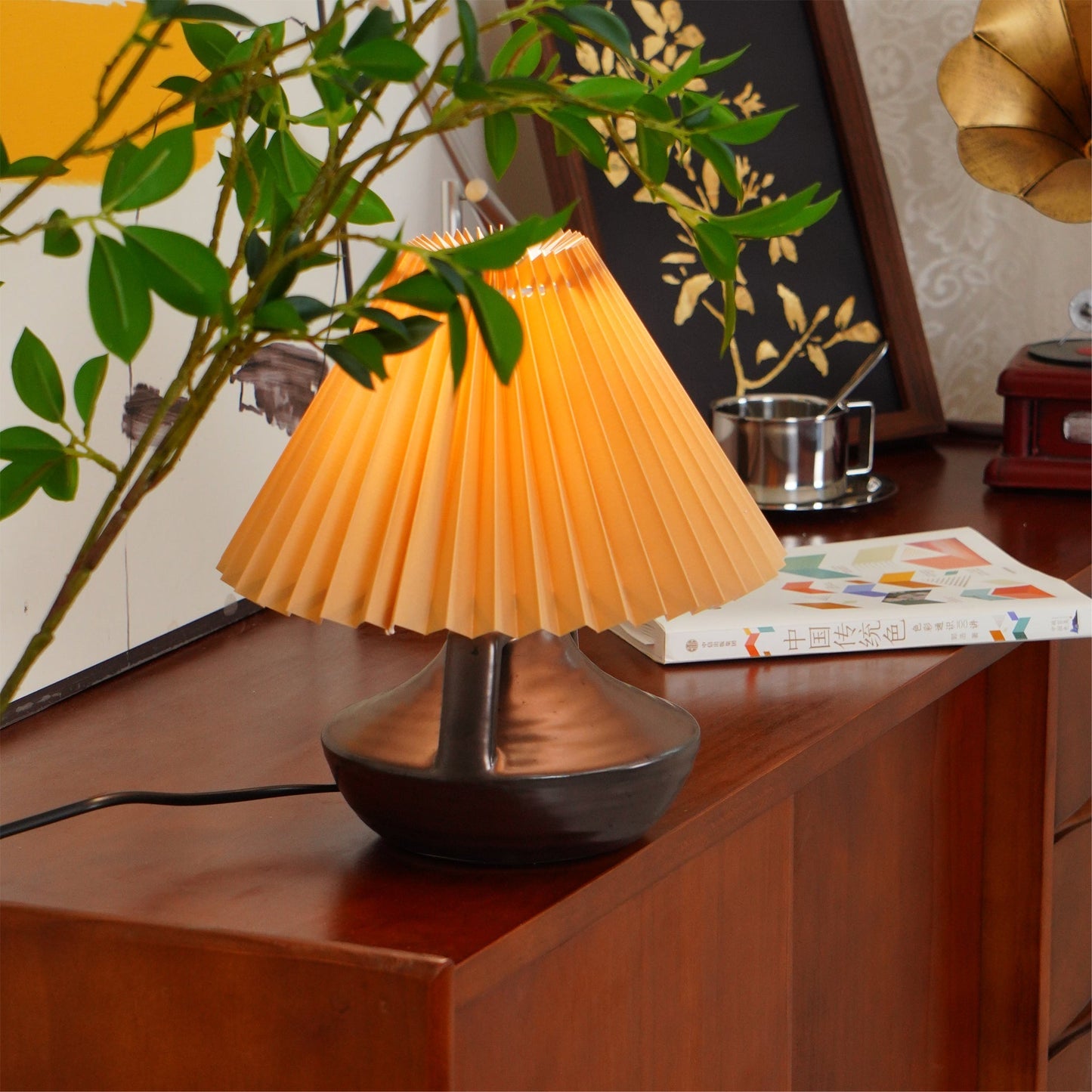 NaviaGlow - Table Lamp with Pleated Shade and Soft Light Diffusion