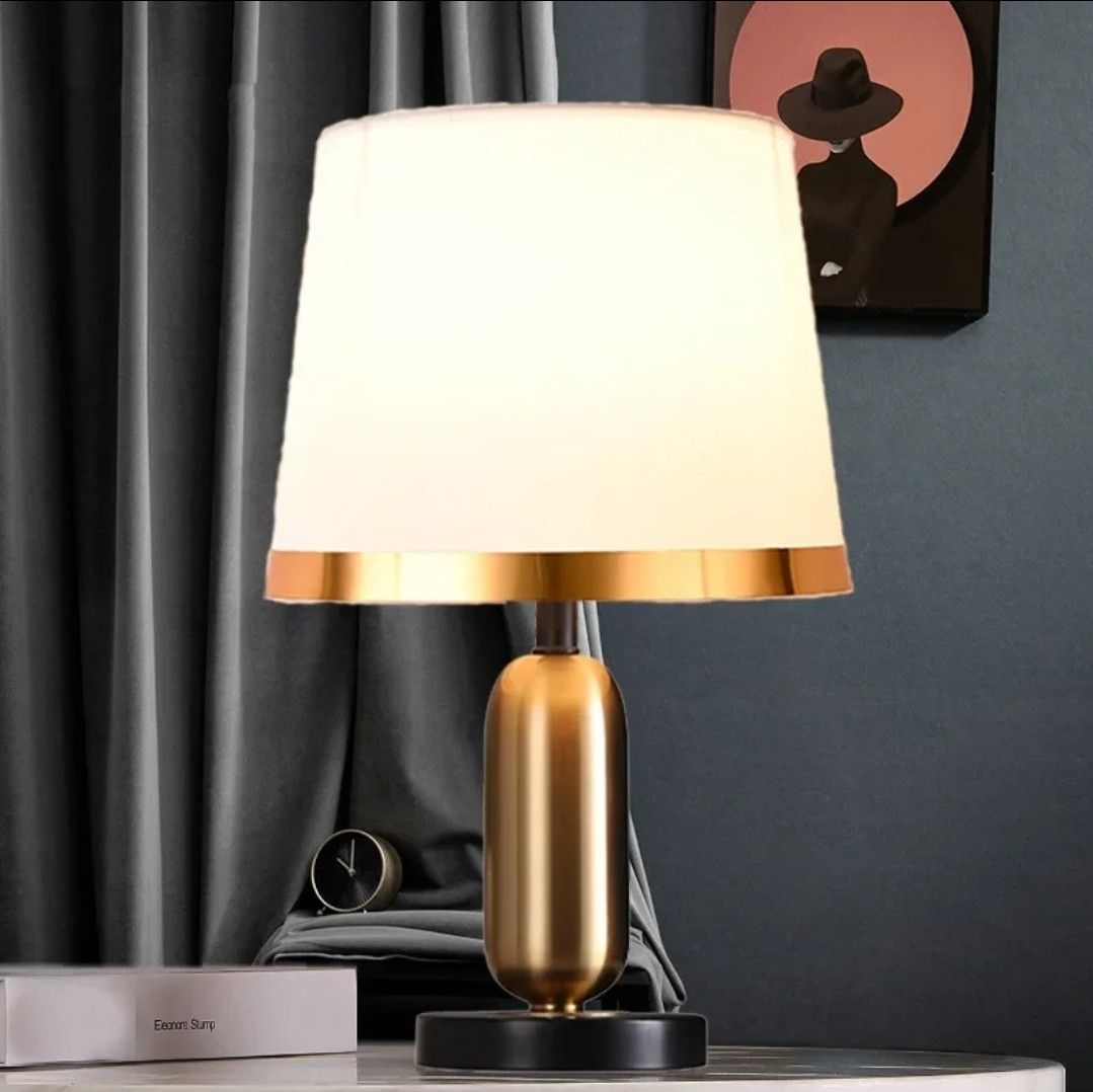 NoirGlow - Guld-Sort Bordlampe med Minimalistisk Design