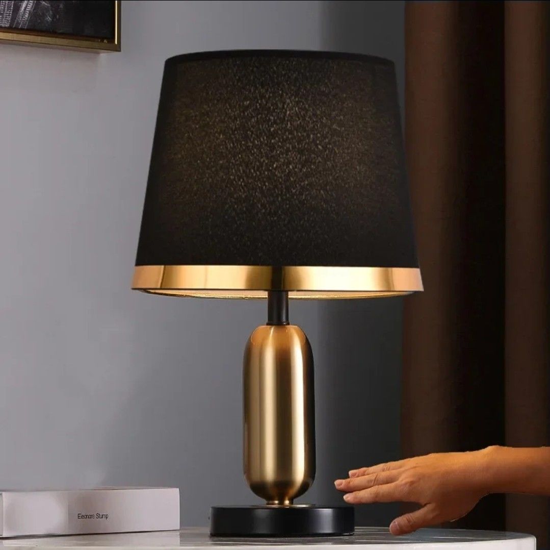 NoirGlow - Guld-Sort Bordlampe med Minimalistisk Design