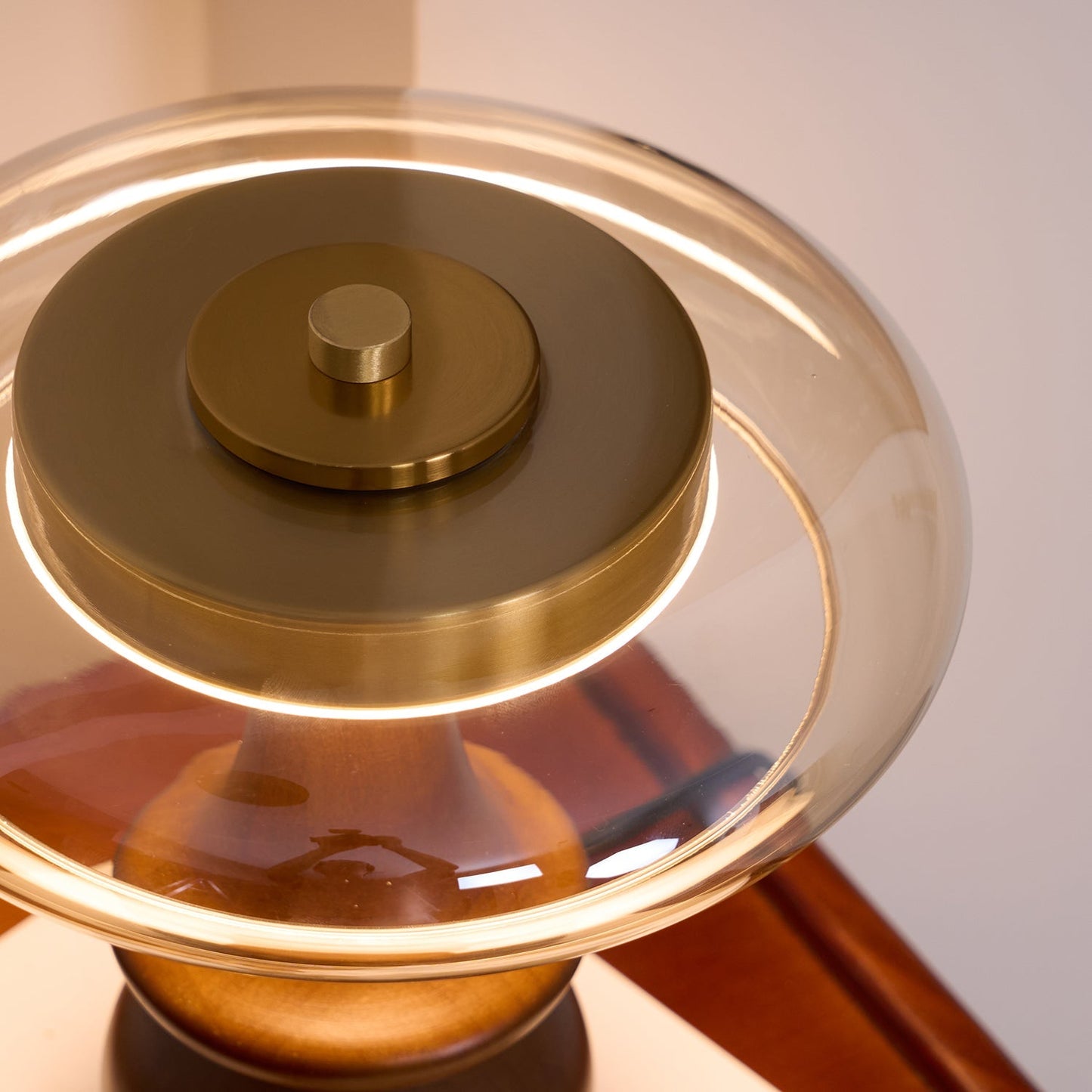 LumaNova - Moderne accentlampe med rav- og røgfinish