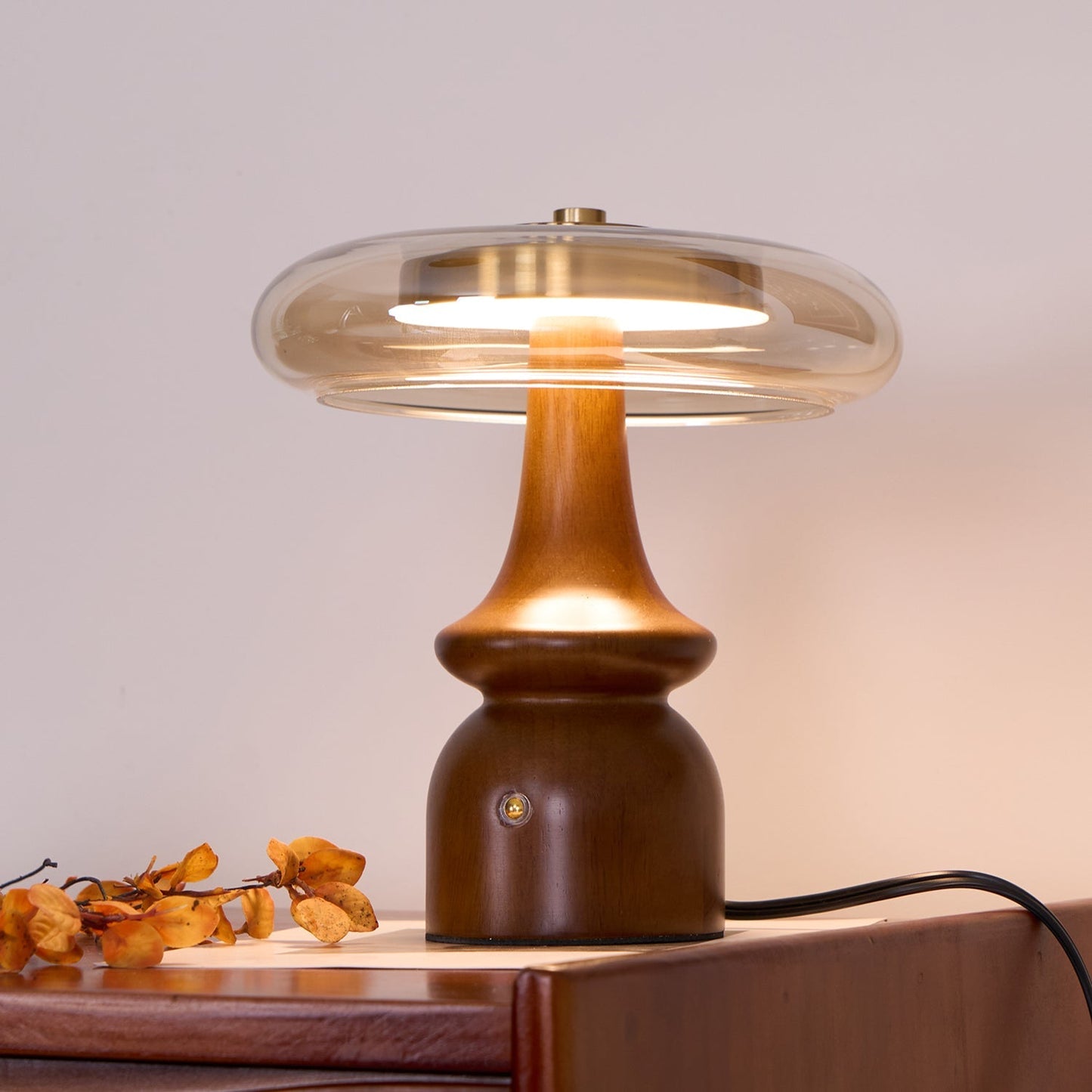 LumaNova - Moderne accentlampe med rav- og røgfinish