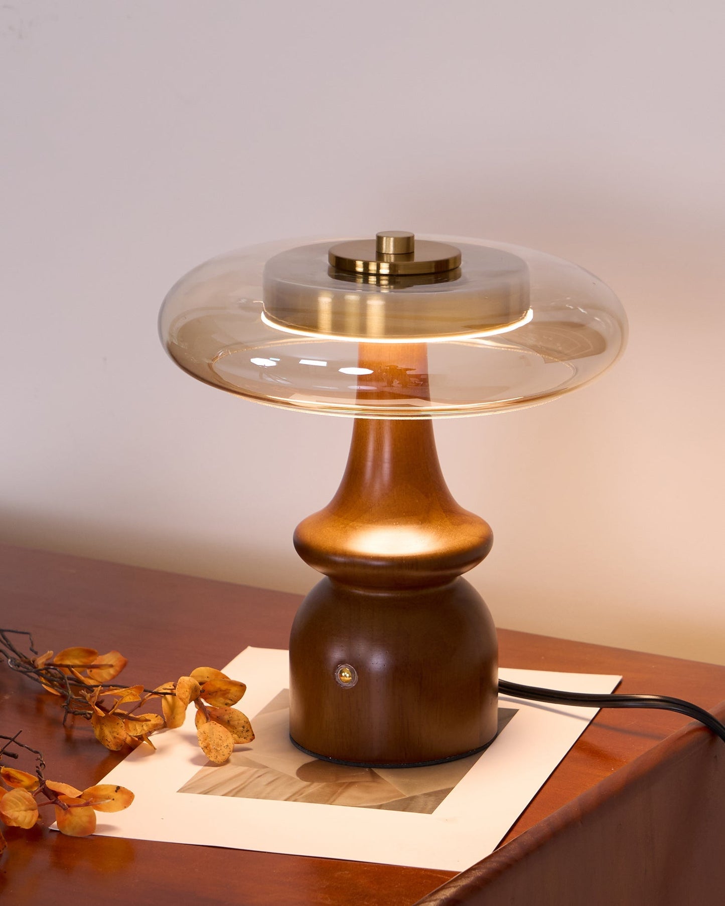LumaNova - Moderne accentlampe med rav- og røgfinish