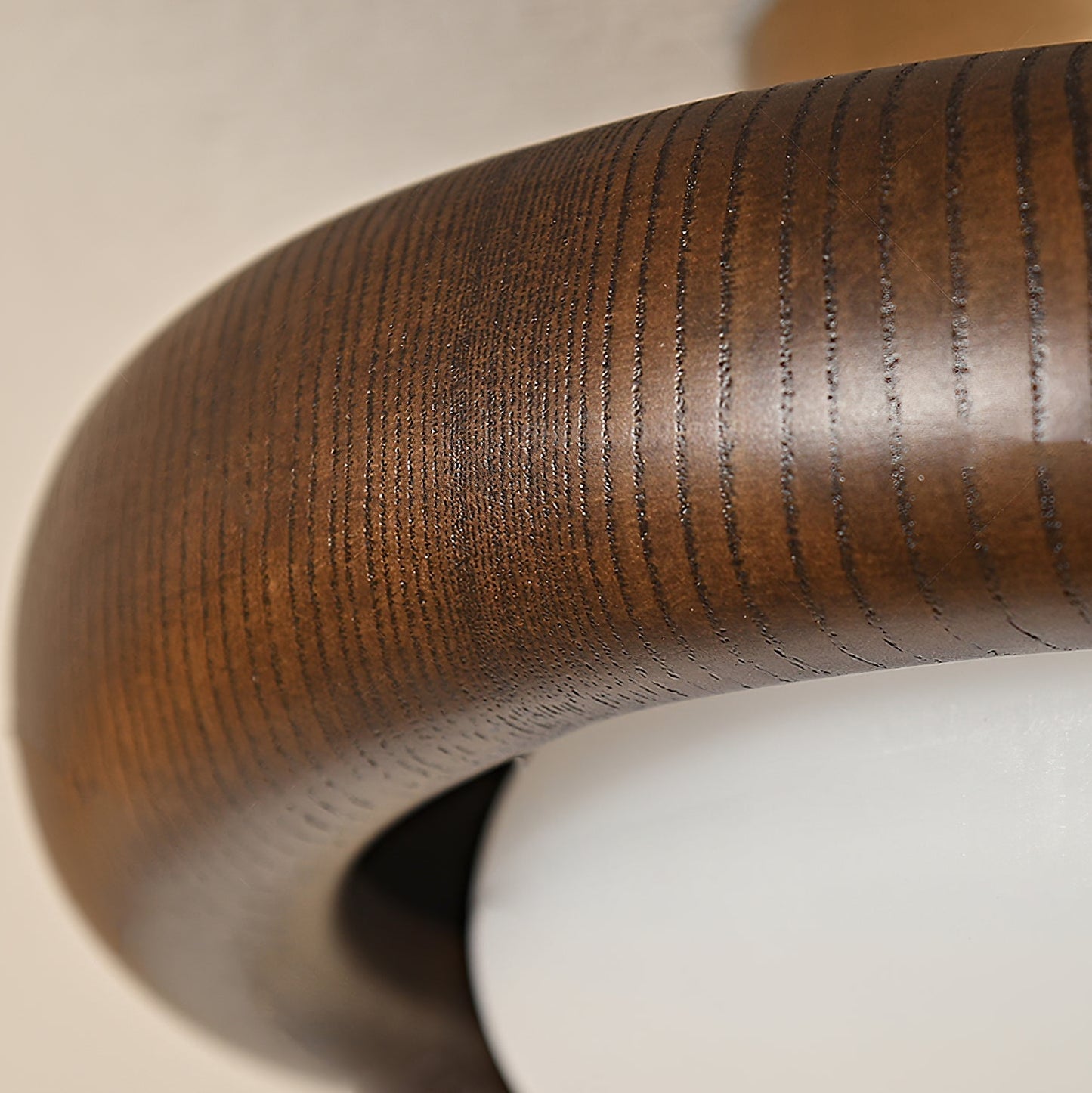 NoviGlow - Deckenlampe mit schlankem Design und atmosphärischem Leuchten