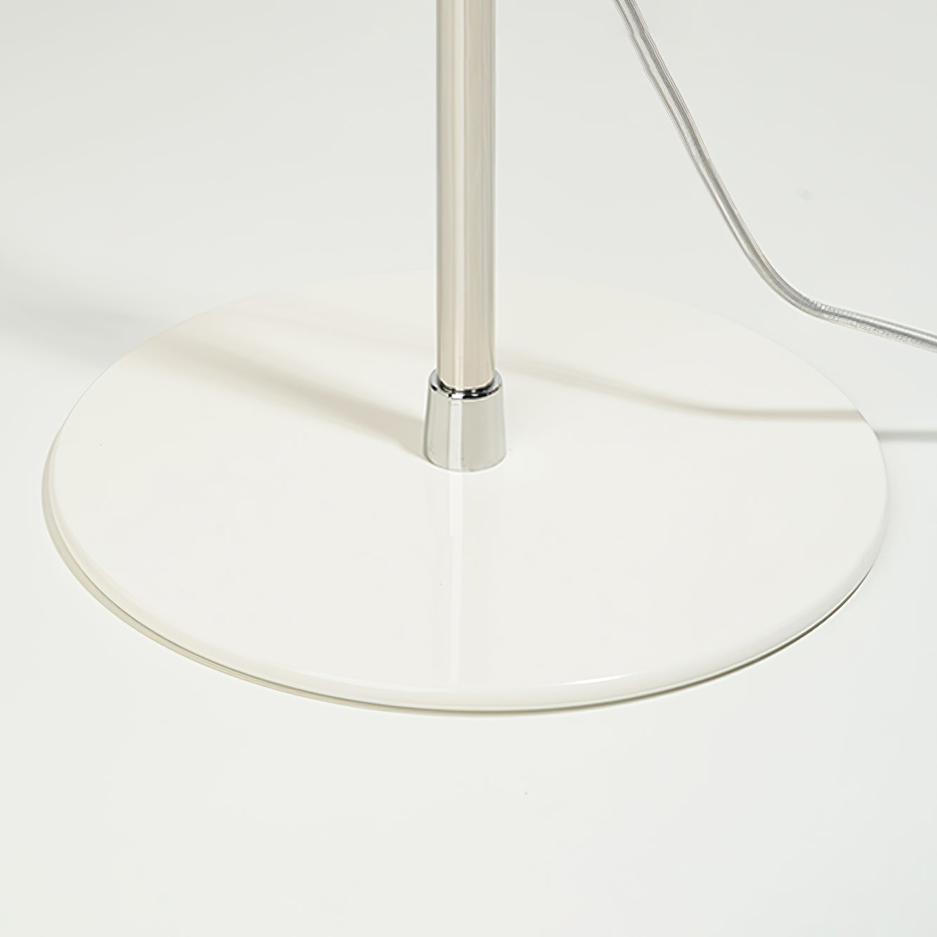 OptimaLuxe - Bordlampe med tidløst design og intim lysfordeling