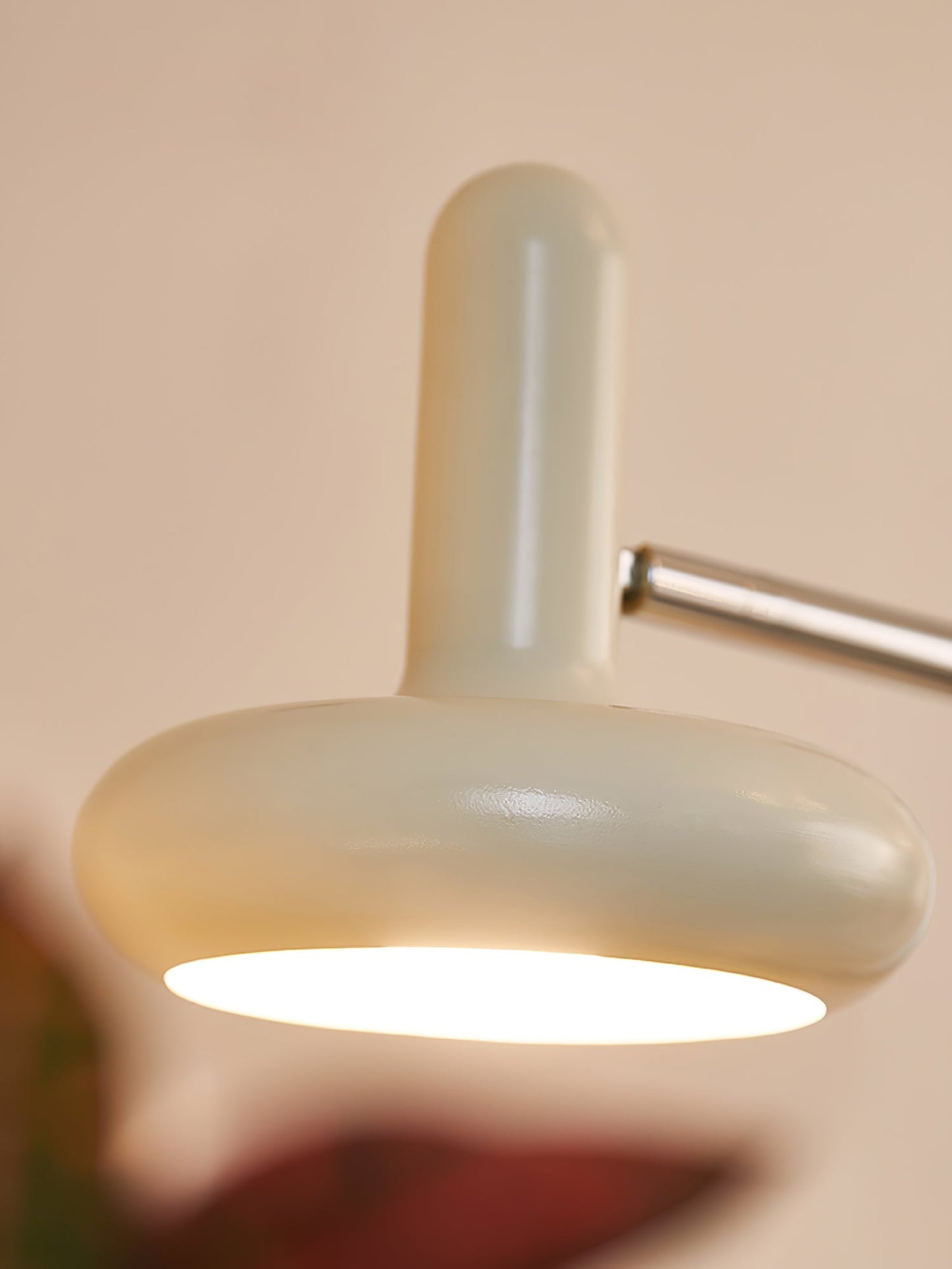 OptimaLuxe - Bordlampe med tidløst design og intim lysfordeling