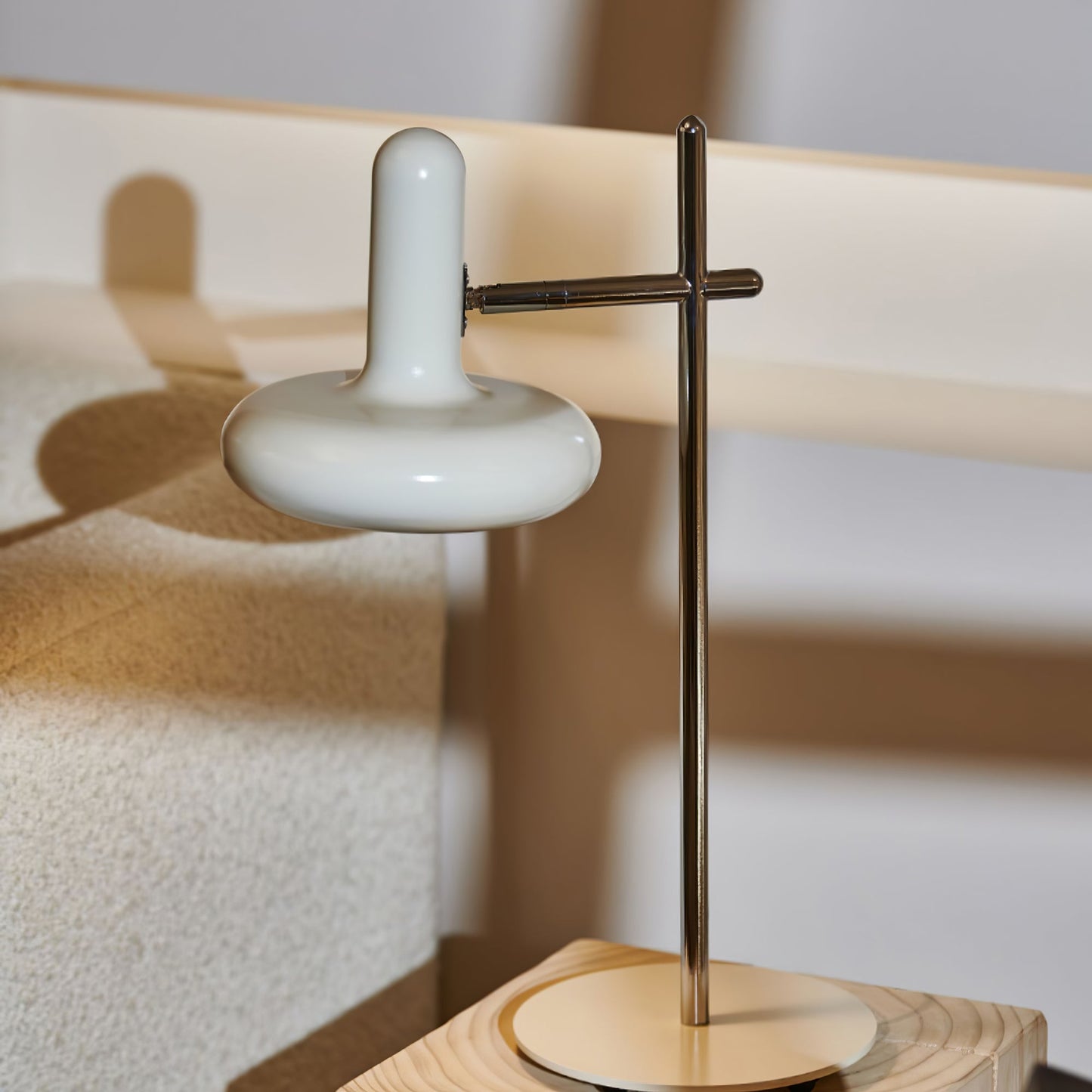 OptimaLuxe - Bordlampe med tidløst design og intim lysfordeling