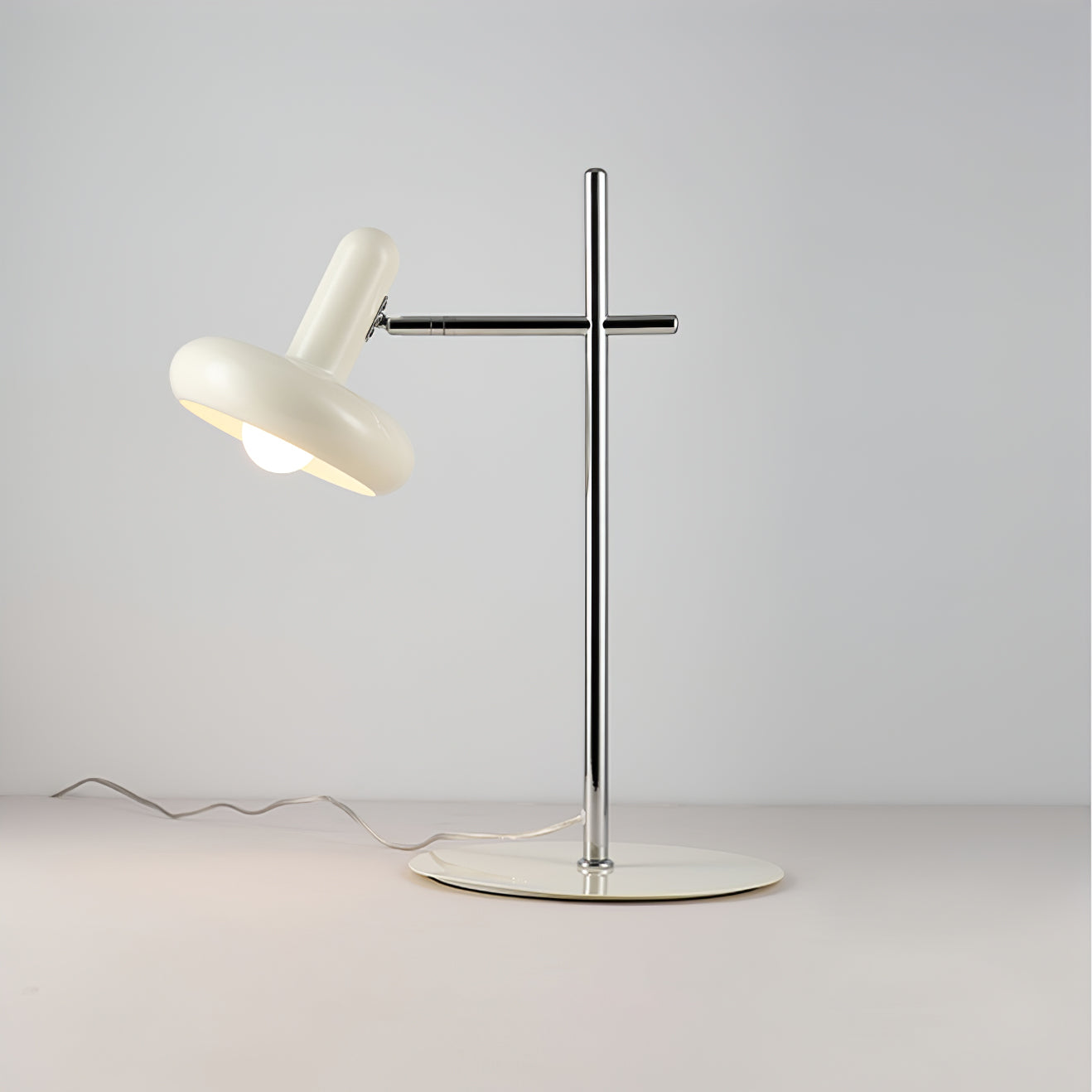 OptimaLuxe - Bordlampe med tidløst design og intim lysfordeling