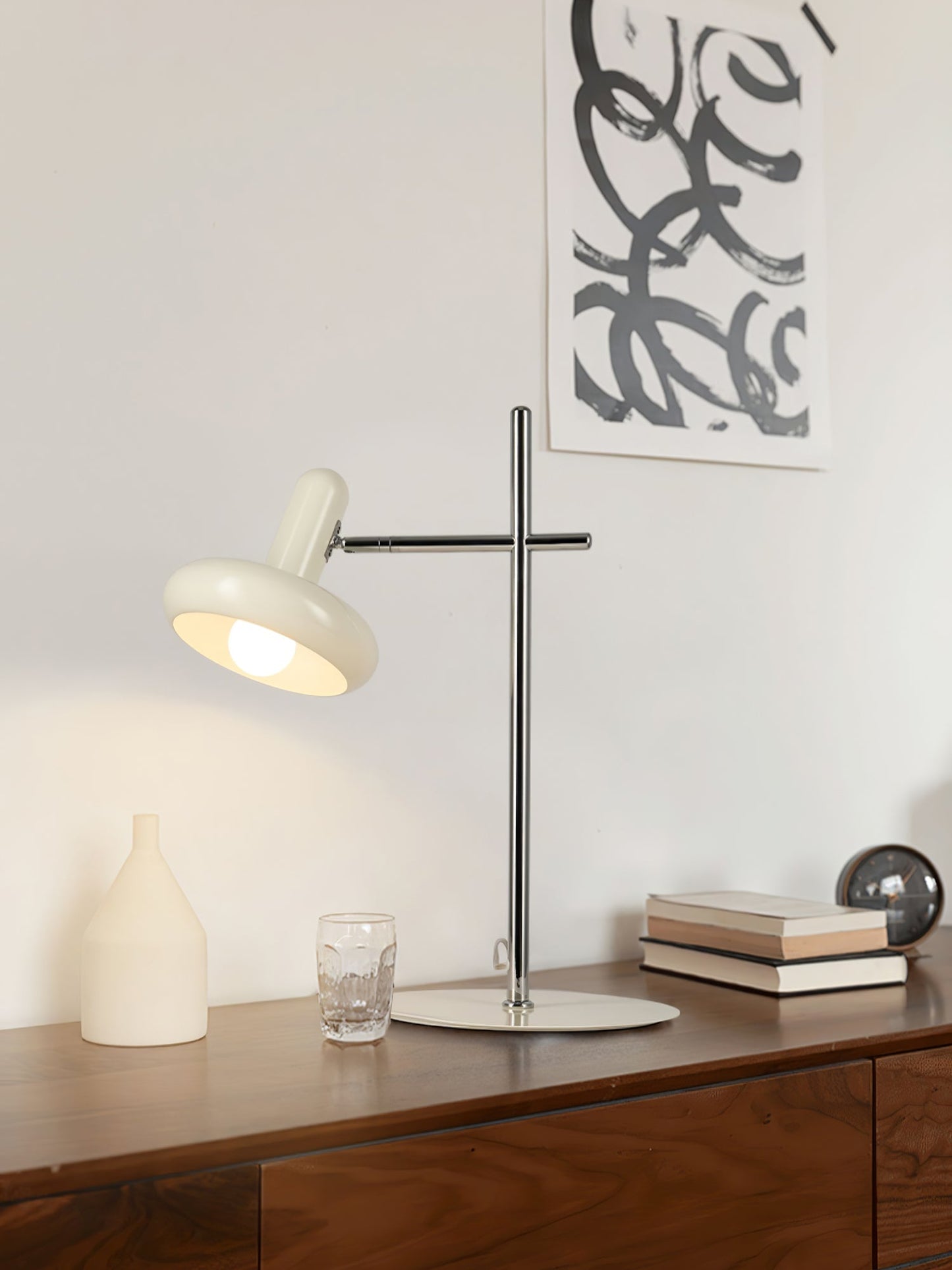 OptimaLuxe - Bordlampe med tidløst design og intim lysfordeling