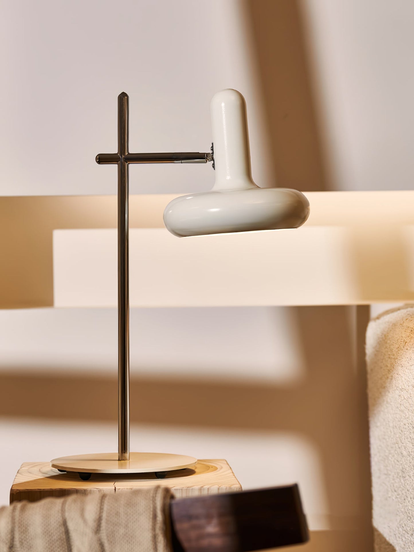 OptimaLuxe - Bordlampe med tidløst design og intim lysfordeling