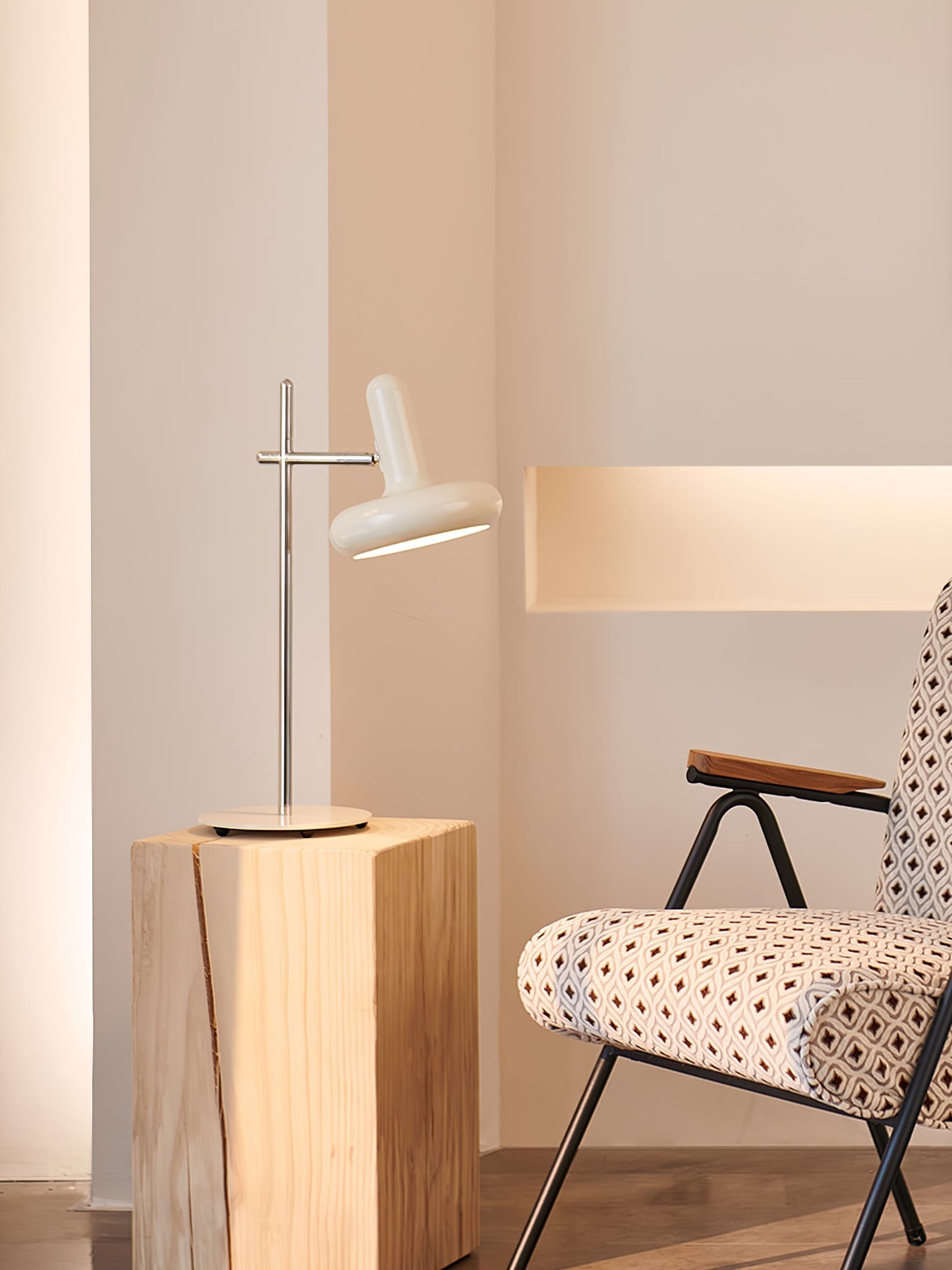 OptimaLuxe - Bordlampe med tidløst design og intim lysfordeling