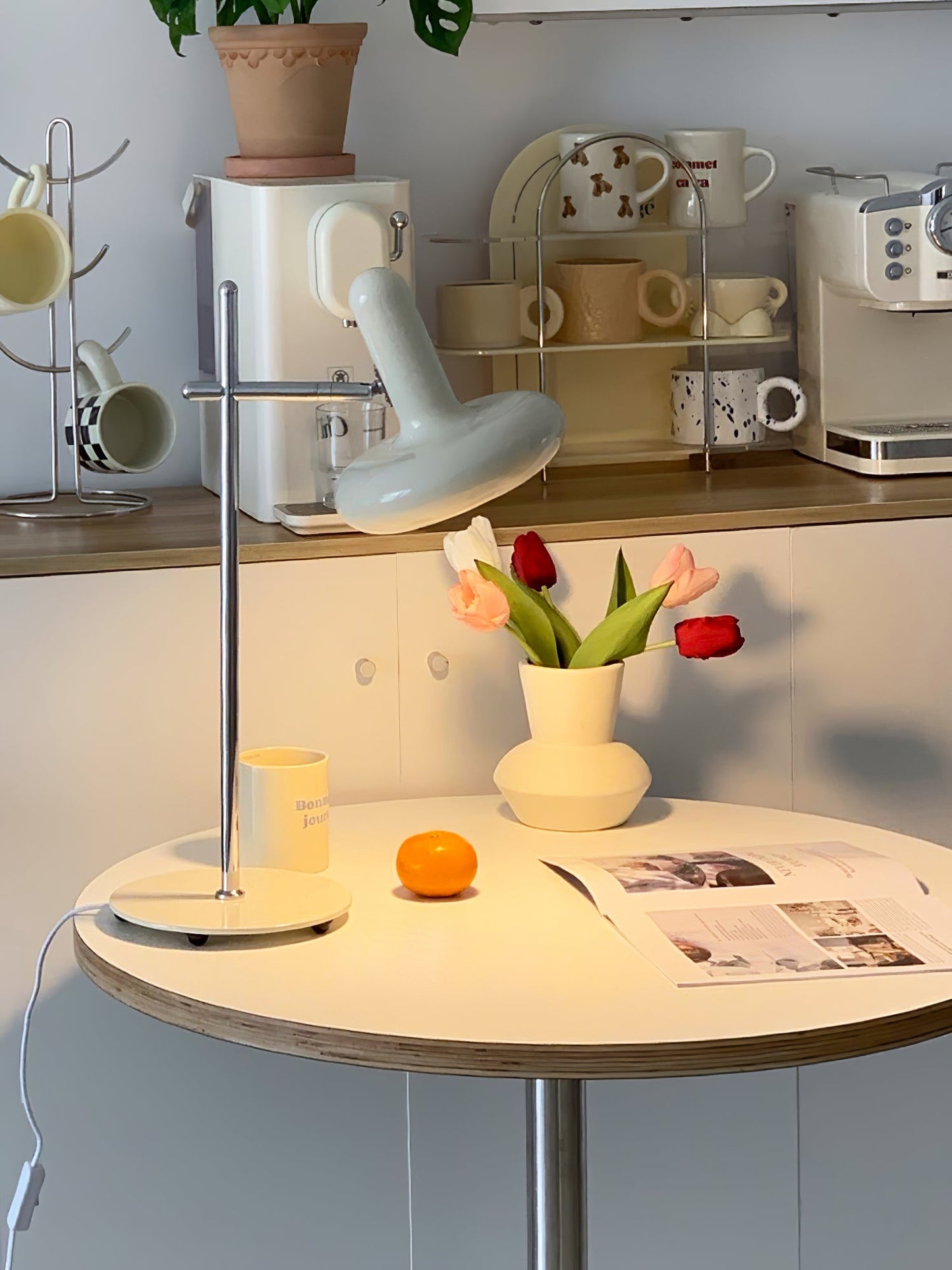 OptimaLuxe - Bordlampe med tidløst design og intim lysfordeling