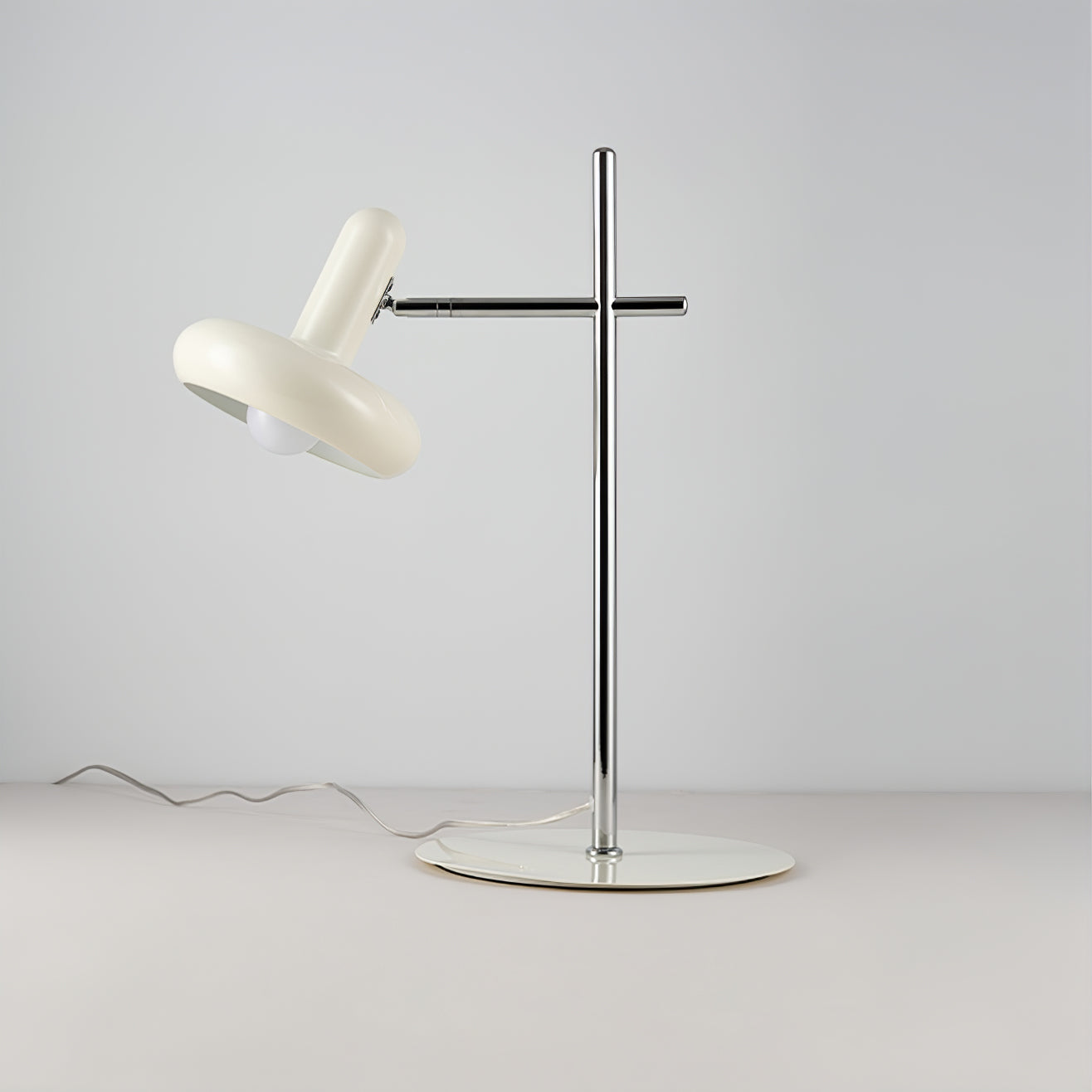 OptimaLuxe - Bordlampe med tidløst design og intim lysfordeling