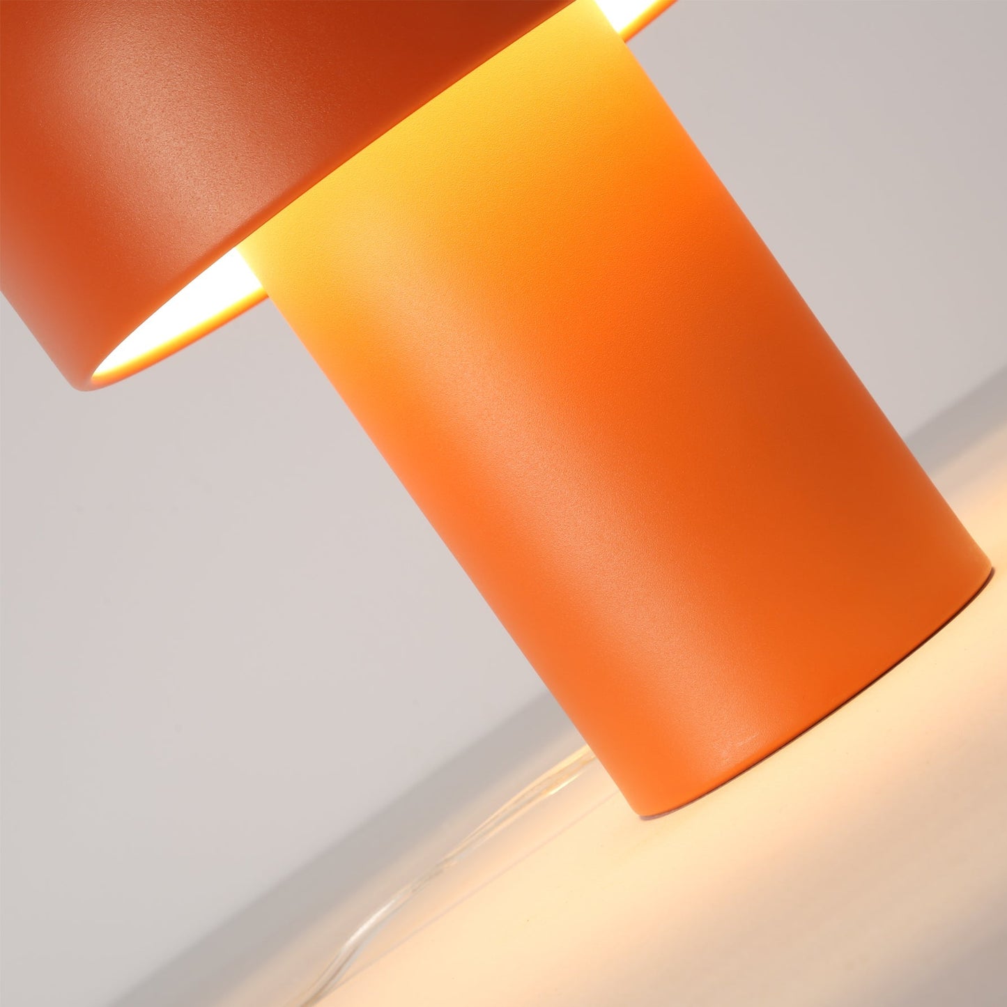 LeeryGlow - Elegant Table Lamp with Soft LED Lighting