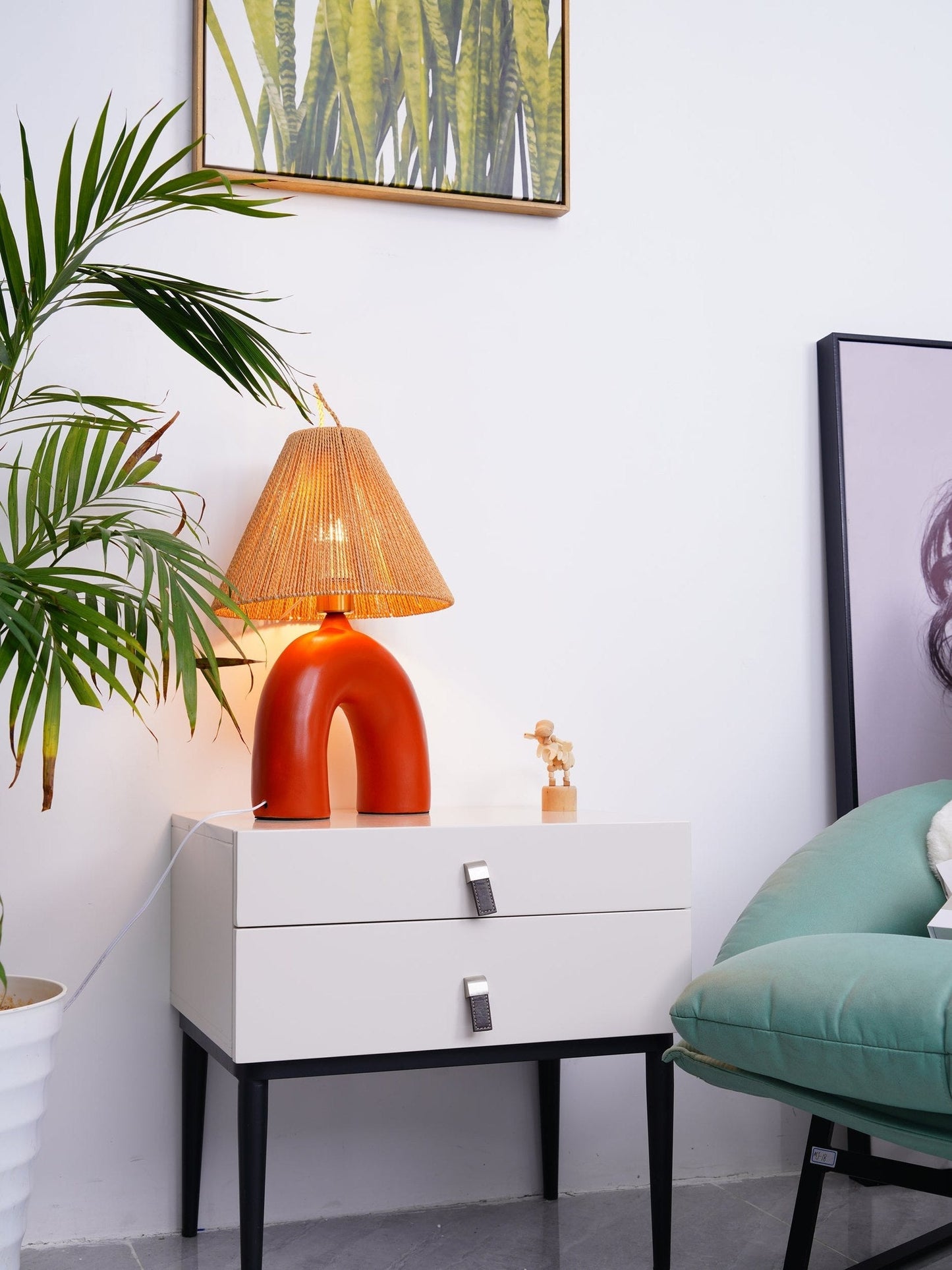 LuxeVolta - Tischlampe mit schlanker Basis und elektrischem Antrieb