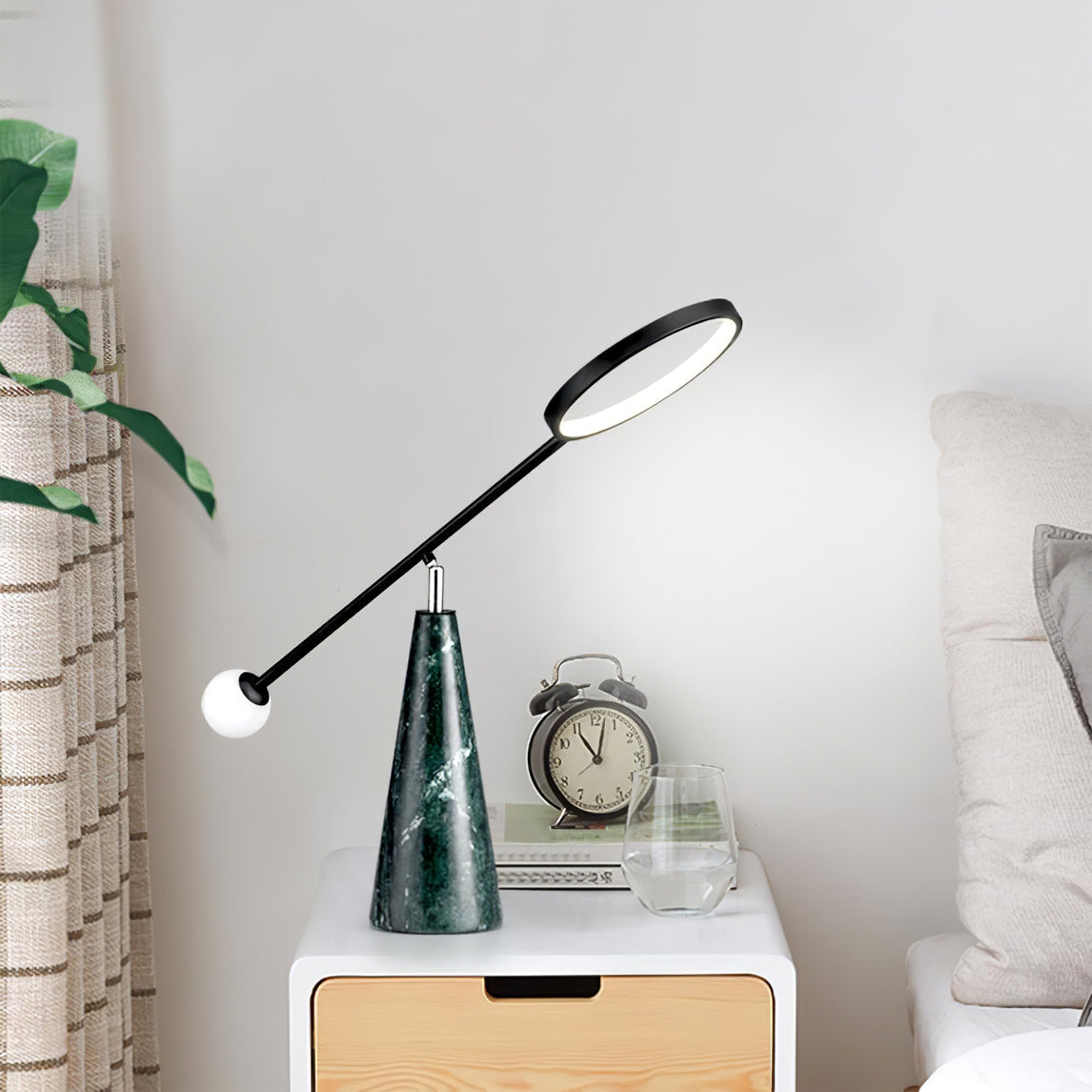 OrbitGlow – Moderne bordlampe med geometrisk design