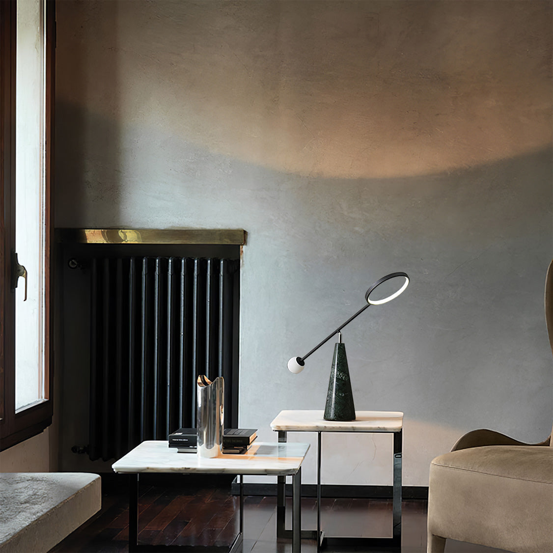 OrbitGlow – Moderne bordlampe med geometrisk design