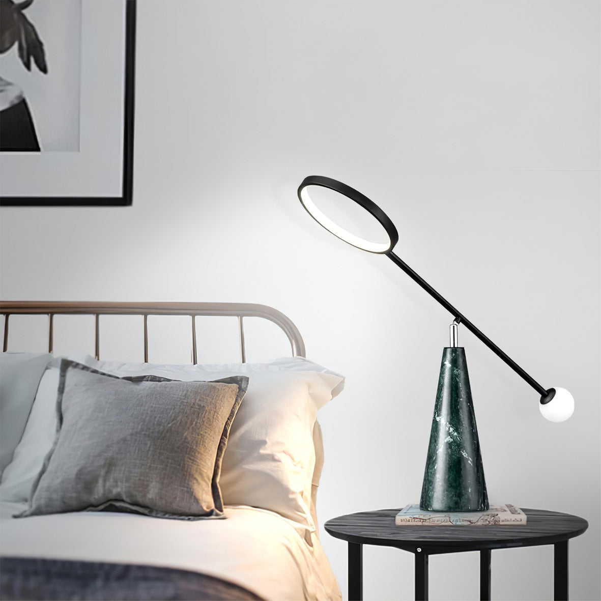 OrbitGlow – Moderne bordlampe med geometrisk design