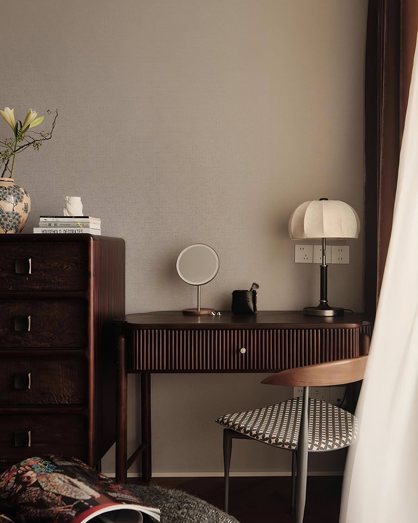 OrchidLite - Stilfuld Bordlampe med Moderne Stoffront